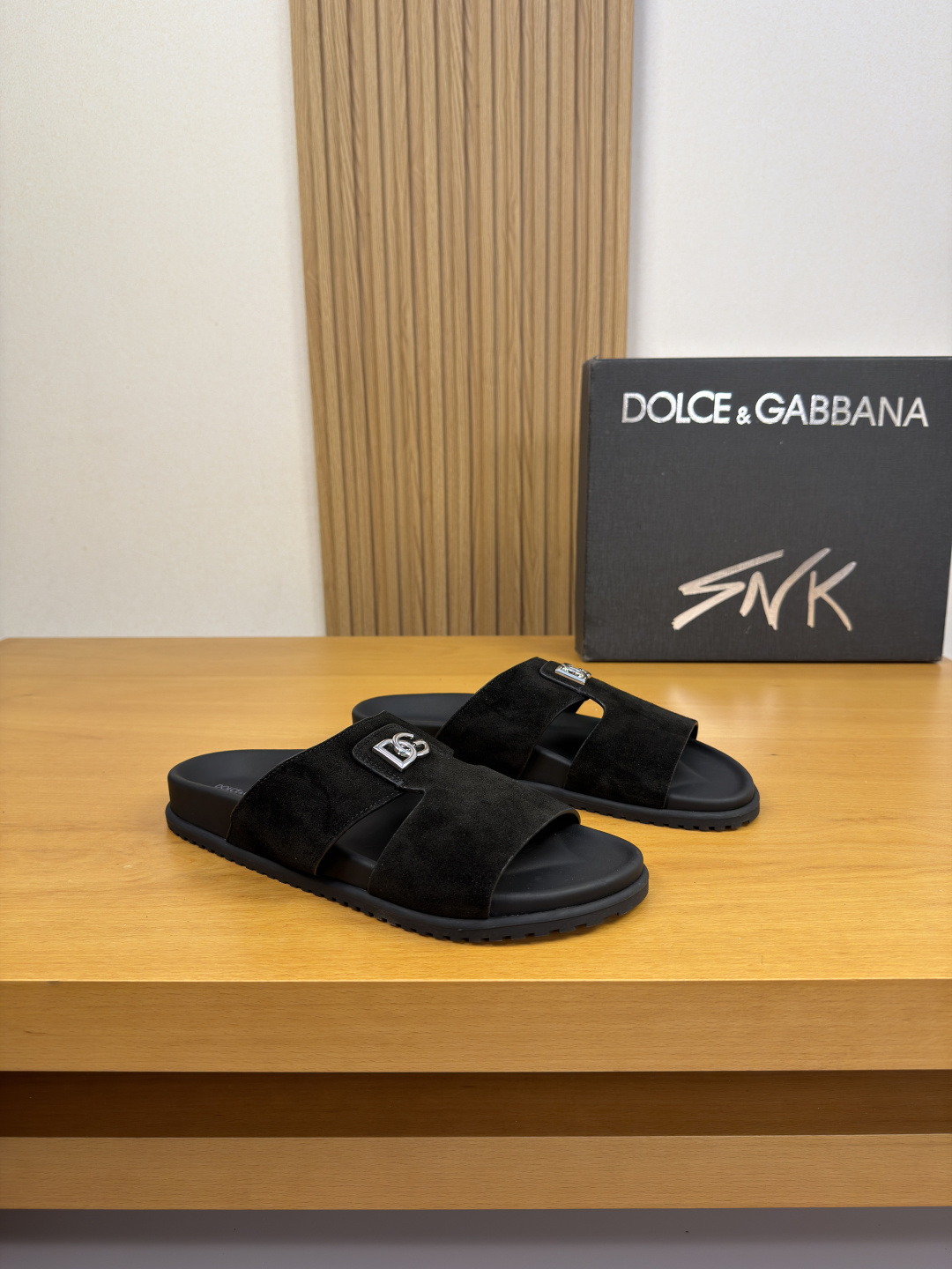 NO:850440,[DOLCE & GABBANA] Dolce & Gabbana - high-end quality, original, casual sandals - upper suede calfskin, brand metal logo fasteners - lining water-dyed cowhide - outsole TPR rubber, TPU covered leather water table; combined molded outsole - ultra-high quality control, fine workmanship highlighted (high-end, luxury, grade) -Size  39-44 (38, 45, 46, customized)·H0199,,Dolce&Gabbana,Dolce&Gabbana,slippers,cowhide19860909【DOLCE & GABBANA】杜嘉班纳 -高端品质·原单·休闲凉拖鞋 -鞋面反绒小牛皮、品牌金属logo扣件 -内里水染牛皮 -大底TPR橡胶·TPU包真皮水台；组合成型大底 -超高品控·做工精细凸显(高端·贵气·档次) -Size 39-44（38,45,46,订做)·H0199,,Dolce&Gabbana,Dolce&Gabbana,slippers,cowhide,Men's shoes