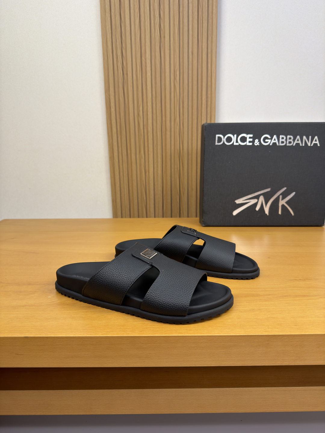 NO:850451,[DOLCE & GABBANA] Dolce & Gabbana - high-end quality, original, casual sandals - upper with pebbled calfskin, brand metal logo fastener - lining with water-dyed cowhide - outsole with TPR rubber and TPU covered leather platform; combined molded outsole - ultra-high quality control, fine workmanship (high-end, luxury, grade) -Size  39-44 (38, 45, 46, customized)·H0199,,Dolce&Gabbana,Dolce&Gabbana,slippers,cowhide19860909【DOLCE & GABBANA】杜嘉班纳 -高端品质·原单·休闲凉拖鞋 -鞋面荔纹小牛皮、品牌金属logo扣件 -内里水染牛皮 -大底TPR橡胶·TPU包真皮水台；组合成型大底 -超高品控·做工精细凸显(高端·贵气·档次) -Size 39-44（38,45,46,订做)·H0199,,Dolce&Gabbana,Dolce&Gabbana,slippers,cowhide,Men's shoes