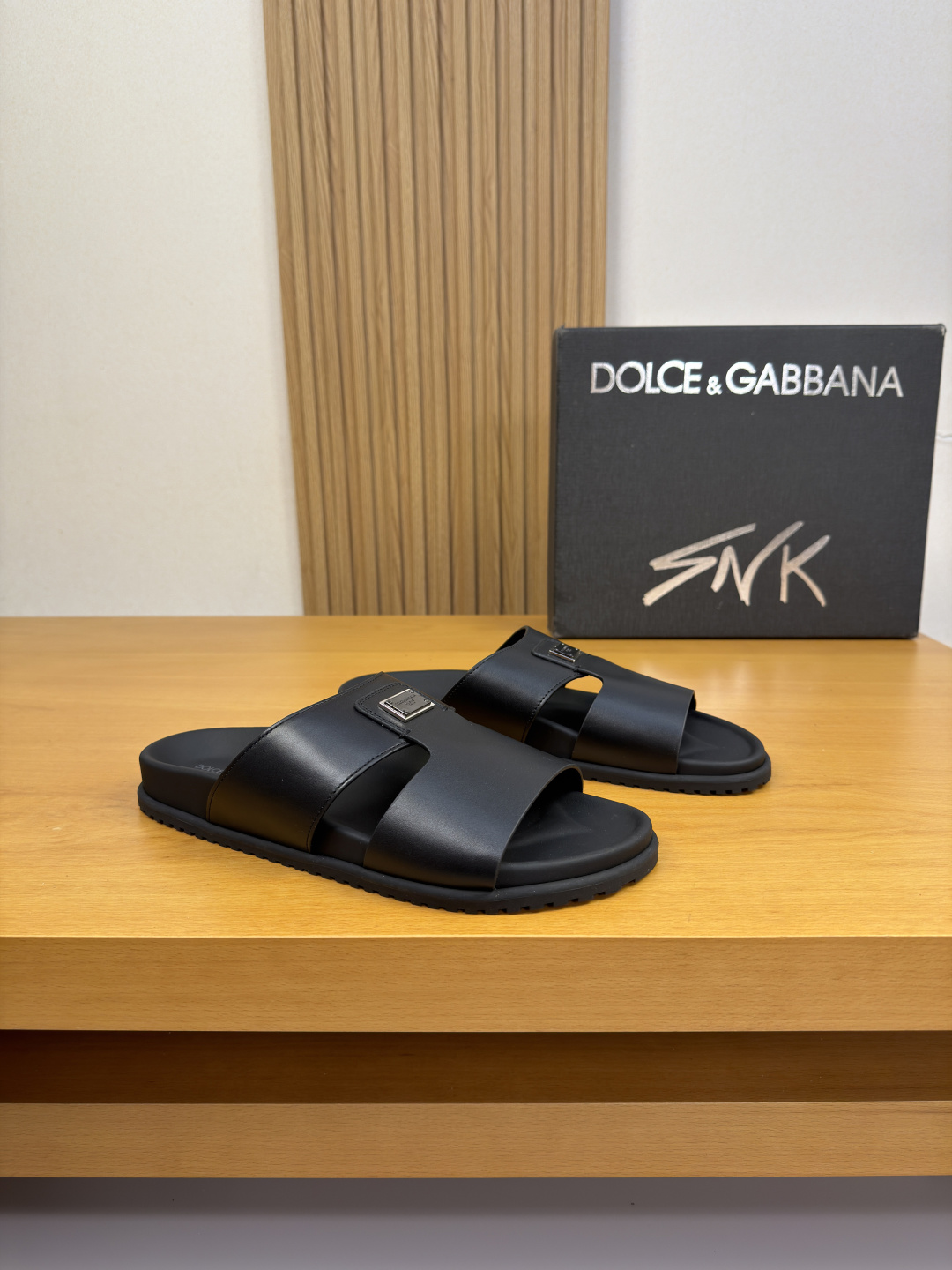 NO:850462,[DOLCE & GABBANA] Dolce & Gabbana - High-end quality, original, casual sandals - Nappa calfskin upper, brand metal logo fasteners - Water-dyed cowhide lining - TPR rubber outsole, TPU covered leather platform; combined molded outsole - Ultra-high quality control, fine workmanship highlighted (high-end, luxury, grade) -Size  39-44 (38, 45, 46, customized)·H0199,,Dolce&Gabbana,Dolce&Gabbana,slippers,cowhide19860909【DOLCE & GABBANA】杜嘉班纳 -高端品质·原单·休闲凉拖鞋 -鞋面纳帕小牛皮、品牌金属logo扣件 -内里水染牛皮 -大底TPR橡胶·TPU包真皮水台；组合成型大底 -超高品控·做工精细凸显(高端·贵气·档次) -Size 39-44（38,45,46,订做)·H0199,,Dolce&Gabbana,Dolce&Gabbana,slippers,cowhide,Men's shoes