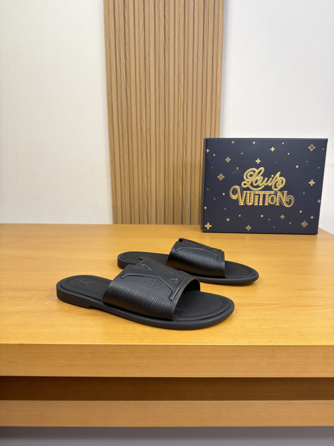 NO:850480,[Louis Vuitton] Louis Vuitton - High-end quality original single casual sandals - Imported stone-patterned calf leather on the upper, sewn brand totem. High-frequency stranding process - Water-dyed cow leather on the inside - Outsole is ultra-light TPU foam genuine leather with water table and rubber; combined molded outsole - Ultra-high quality control, fine workmanship highlights (high-end, luxury, grade) -Size 39-44 (38.45,  46,can be customized)·0199,,louis vuitton,louis vuitton,slippers,cowhide19860909【Louis Vuitton】路易威登 -高端品质 原单·休闲凉拖鞋 -鞋面进口石头纹小牛皮、车缝品牌图腾.高周波起股工艺 -内里水染牛皮 -大底超轻TPU发泡真皮包水台·橡胶；组合成型大底 -超高品控·做工精细凸显(高端·贵气·档次) -Size 39-44（38.45, 46,可订做)·0199,,louis vuitton,louis vuitton,slippers,cowhide,Men's shoes