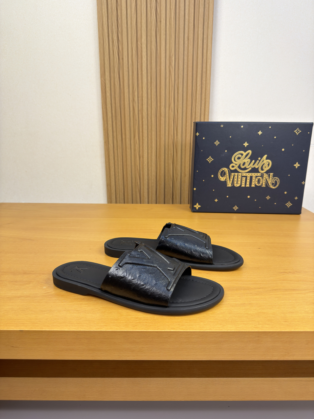 NO:850487,[Louis Vuitton] Louis Vuitton - high-end quality original single casual sandals - upper imported pearl pattern calfskin, sewn brand totem. High-frequency stranding process - water-dyed cowhide inside - outsole ultra-light TPU foam genuine leather covered with water table and rubber; combined molded outsole - ultra-high quality control, fine workmanship highlighted (high-end, luxury, grade) -Size 39-44 (38.45,  46,can be customized)·0199,,louis vuitton,louis vuitton,slippers,cowhide19860909【Louis Vuitton】路易威登 -高端品质 原单·休闲凉拖鞋 -鞋面进口珍珠纹小牛皮、车缝品牌图腾.高周波起股工艺 -内里水染牛皮 -大底超轻TPU发泡真皮包水台·橡胶；组合成型大底 -超高品控·做工精细凸显(高端·贵气·档次) -Size 39-44（38.45, 46,可订做)·0199,,louis vuitton,louis vuitton,slippers,cowhide,Men's shoes