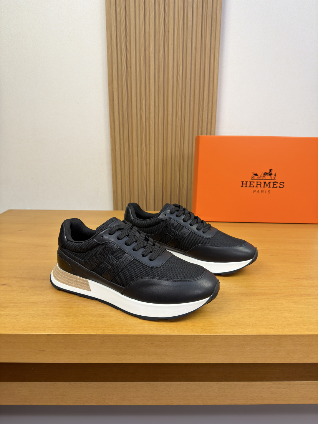 NO:850811,[HERMES] Hermès - High-end quality original casual sports shoes - Original nappa calfskin, brand high mercerized canvas, shoe body sewing 'H' totem, tongue.  38-44 (45, 46, can be customized)·0157,,hermes,hermes,sneakers,cowhide19860909【 HERMES】爱马仕 -高端品质 原单·休闲运动鞋 -原版纳帕小牛皮、品牌高丝光帆布、鞋身车缝’H‘图腾、鞋舌.后跟.空压品牌logo -内里水染牛皮 -大底原版TPR·橡胶；双色成型大底 -超高品控·做工精细凸显(高端·贵气·档次) -Size 38-44（45,46,可订做)·0157,,hermes,hermes,sneakers,cowhide,Men's shoes