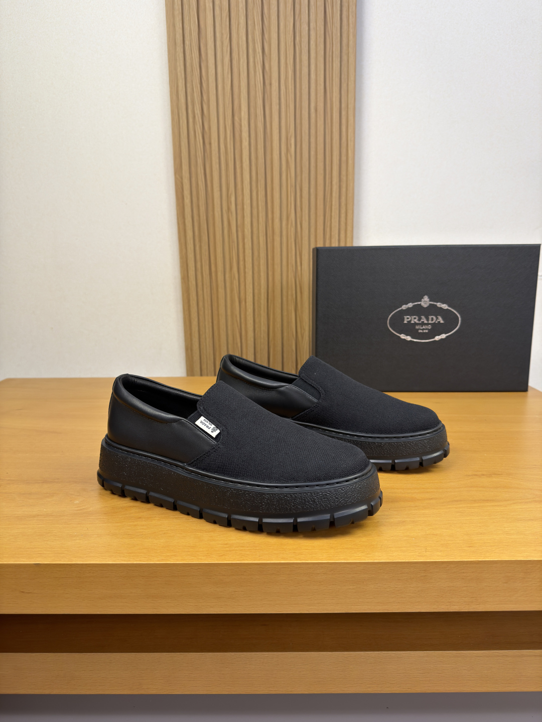 NO:850822,[PRADA] Prada - high-end quality original order casual sports shoes - upper Nappa calfskin, brand canvas, tongue, sewn brand logo cloth label - lining water-dyed cowhide - outsole ultra-light TPU foam; molded outsole - ultra-high quality control, fine workmanship highlighted (high-end, luxury, grade) -Size  38-44 (45, 46, can be customized)·FR0157,,prada,prada,sneakers,cowhide19860909【 PRADA】普拉达 -高端品质 原单·休闲运动鞋 -鞋面纳帕小牛皮、品牌帆布、鞋舌.车缝品牌logo布标 -内里水染牛皮 -大底超轻TPU发泡; 成型大底 -超高品控·做工精细凸显(高端·贵气·档次) -Size 38-44（45,46,可订做)·FR0157,,prada,prada,sneakers,cowhide,Men's shoes