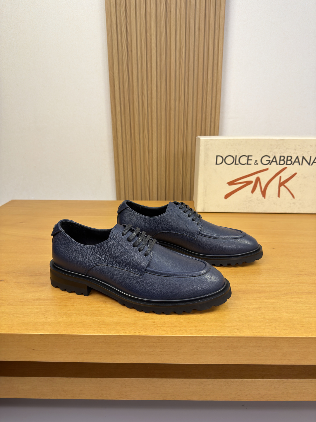 NO:850704,[DOLCE & GABBANA] Dolce & Gabbana - high-end quality original order formal leather shoes - pebbled calfskin upper, anti-hidden stitching on the heel, branded metal fastener decoration on the heel - water-dyed cowhide lining - ultra-light TPU foam rubber outsole; combined molded outsole - ultra-high quality control, fine workmanship (high-end, luxury, grade) -Size  39-44 (38, 45, 46, can be customized)·DG0122,,Dolce&Gabbana,Dolce&Gabbana,cowhide19860909【DOLCE & GABBANA】杜嘉班纳 -高端品质 原单·正装皮鞋 -鞋面荔纹小牛皮、鞋丹起股车反暗线工艺、后跟品牌金属扣件装饰 -内里水染牛皮 -大底超轻TPU发泡·橡胶; 组合成型大底 -超高品控·做工精细凸显(高端·贵气·档次) -Size 39-44（38,45,46,可订做)·DG0122,,Dolce&Gabbana,Dolce&Gabbana,cowhide,Men's shoes