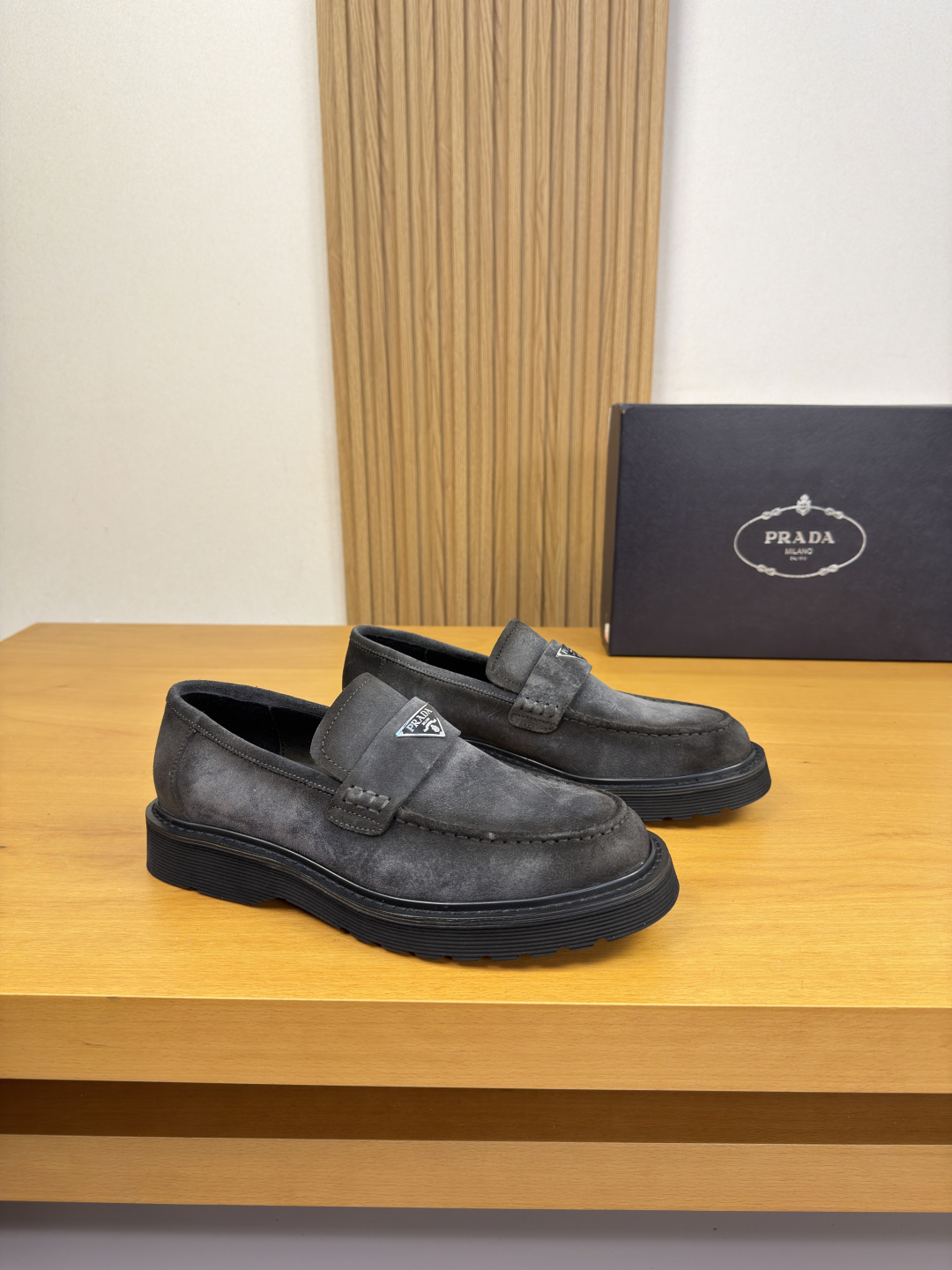 NO:850701,[PRADA] Prada - high-end quality original order formal leather shoes - imported suede calfskin upper, stitching stitching on the sole, brand cross-arm decoration - water-dyed cowhide inside - ultra-light TPU foam rubber outsole; combined molded outsole - ultra-high quality control, fine workmanship highlighted (high-end, luxury, grade) -Size  ;39-44 (38,45,46,47, sizes can be customized)·0234,,prada,prada,cowhide19860909【 PRADA】普拉达 -高端品质 原单·正装皮鞋 -鞋面进口反绒小牛皮、鞋丹起股车缝线、品牌横担装饰 -内里水染牛皮 -大底超轻TPU发泡·橡胶；组合成型大底 -超高品控·做工精细凸显( 高端·贵气·档次 ) -Size ；39-44（38,45,46,47,码可订做)·0234,,prada,prada,cowhide,Men's shoes