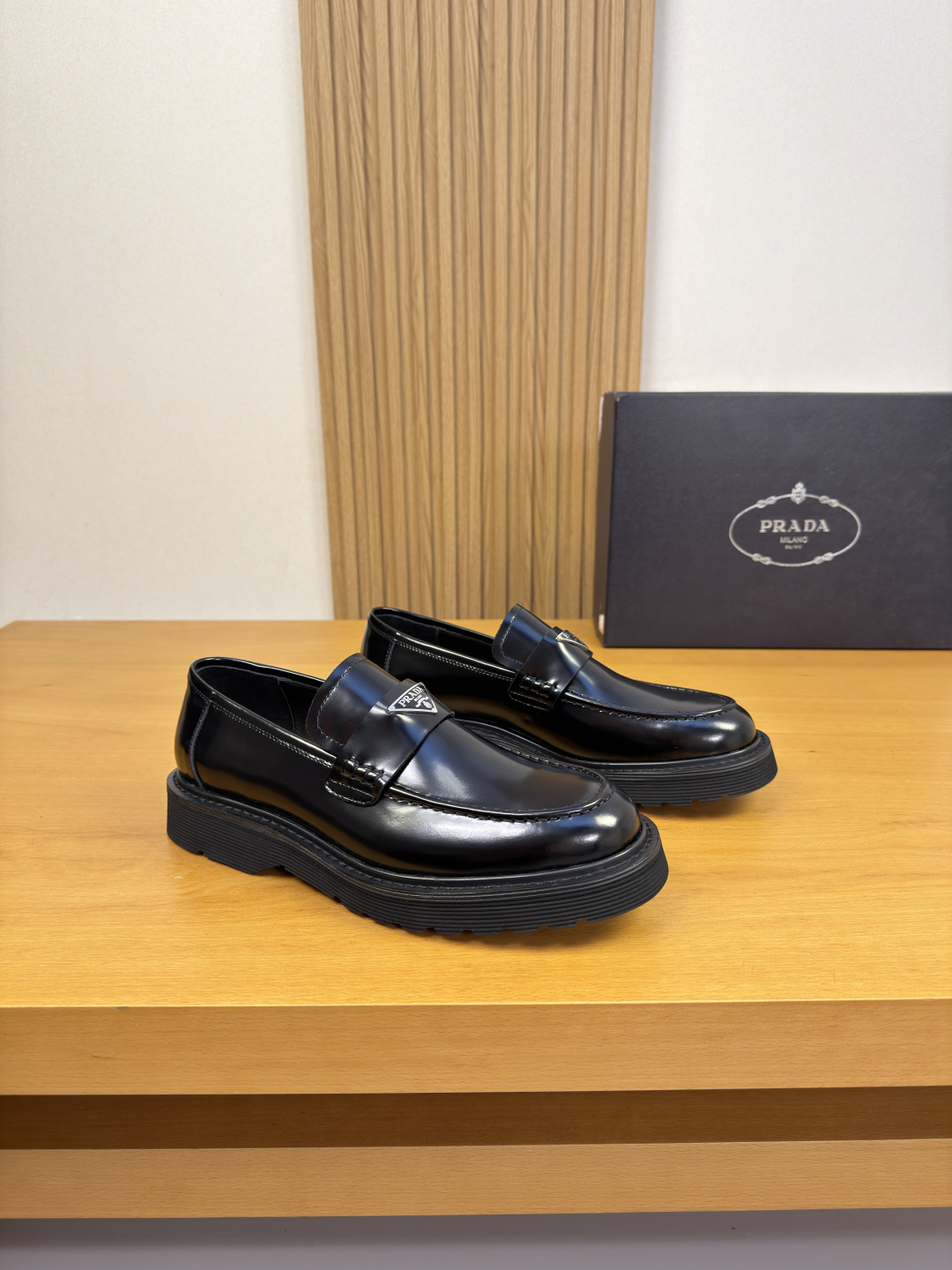 NO:850712,[PRADA] Prada - High-end quality original order·Formal leather shoes - Imported open edge beaded calf leather on the upper, stitching stitching on the sole, brand cross-arm decoration - Water-dyed cow leather on the inside - Ultra-light TPU foam rubber outsole; combined molded outsole - Super high quality control, fine workmanship highlighted (high-end, luxury, grade) -Size  ;39-44 (38,45,46,47, sizes can be customized)·0234,,prada,prada,cowhide19860909【 PRADA】普拉达 -高端品质 原单·正装皮鞋 -鞋面进口开边珠小牛皮、鞋丹起股车缝线、品牌横担装饰 -内里水染牛皮 -大底超轻TPU发泡·橡胶；组合成型大底 -超高品控·做工精细凸显( 高端·贵气·档次 ) -Size ；39-44（38,45,46,47,码可订做)·0234,,prada,prada,cowhide,Men's shoes