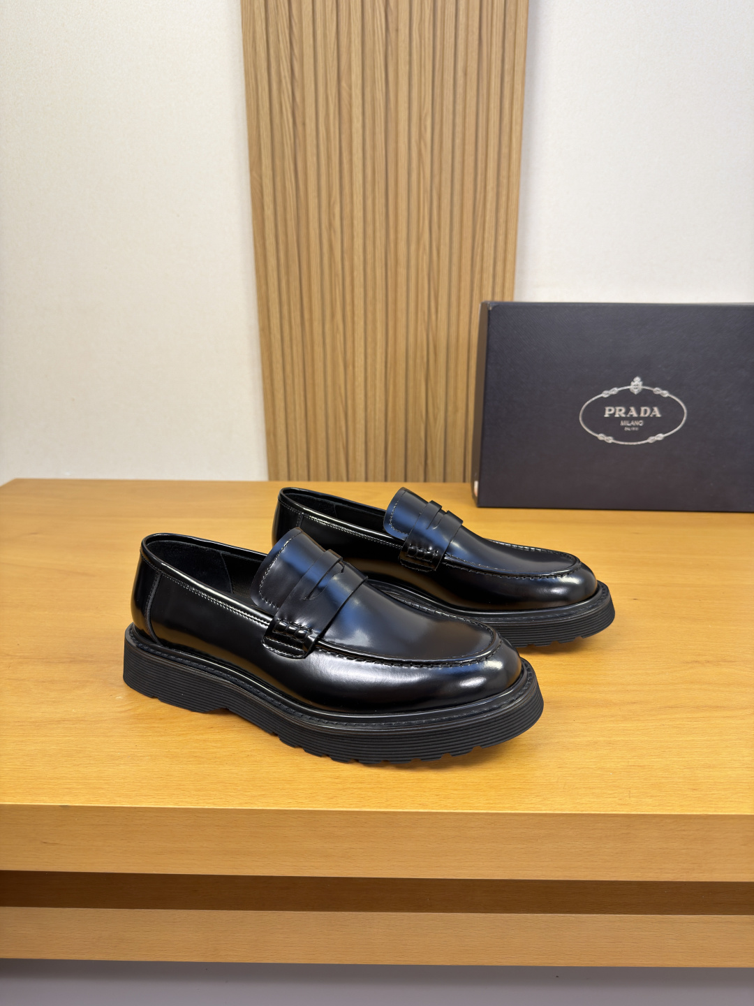 NO:850722,[PRADA] Prada - high-end quality original order formal leather shoes - imported suede calfskin upper, stitching stitching on the sole, brand cross-arm decoration - water-dyed cowhide inside - ultra-light TPU foam rubber outsole; combined molded outsole - ultra-high quality control, fine workmanship highlighted (high-end, luxury, grade) -Size  ;39-44 (38,45,46,47, sizes can be customized)·0234,,prada,prada,cowhide19860909【 PRADA】普拉达 -高端品质 原单·正装皮鞋 -鞋面进口反绒小牛皮、鞋丹起股车缝线、品牌横担装饰 -内里水染牛皮 -大底超轻TPU发泡·橡胶；组合成型大底 -超高品控·做工精细凸显( 高端·贵气·档次 ) -Size ；39-44（38,45,46,47,码可订做)·0234,,prada,prada,cowhide,Men's shoes