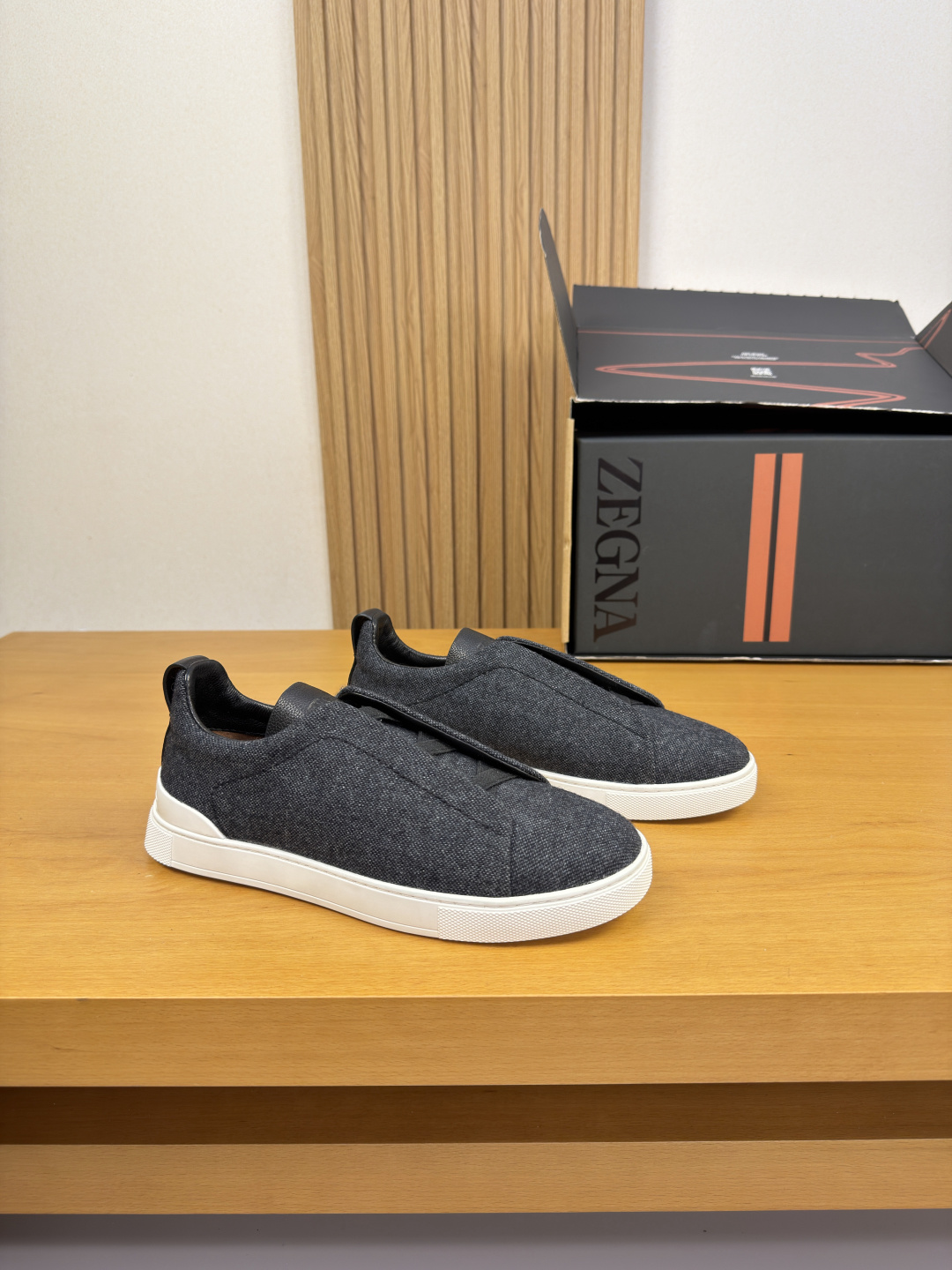 NO:850732,[Zegna] Ermenegildo Zegna - High-end quality original casual sports sneakers - Original Nappa calfskin upper, imported brand flocking cloth, air pressure brand logo on tongue, elastic band for lazy wear - Water-dyed cowhide inside - Ultra-light TPR outsole·Rubber molded outsole -Super high quality control·Fine workmanship highlighted (high-end·luxury·grade) -Size:  39-44 (38,45, can be customized)·Z0155,,zegna,cowhide19860909【Zegna】杰尼亚 -高端品质 原单·休闲运动板鞋 -鞋面原版纳帕小牛皮、进口品牌植绒布匹、鞋舌空压品牌logo、懒人穿脱松紧带 -内里水染牛皮 -大底超轻TPR·橡胶成型大底 -超高品控·做工精细凸显(高端·贵气·档次) -Size: 39-44（38,45,可订做)·Z0155,,zegna,cowhide,Men's shoes