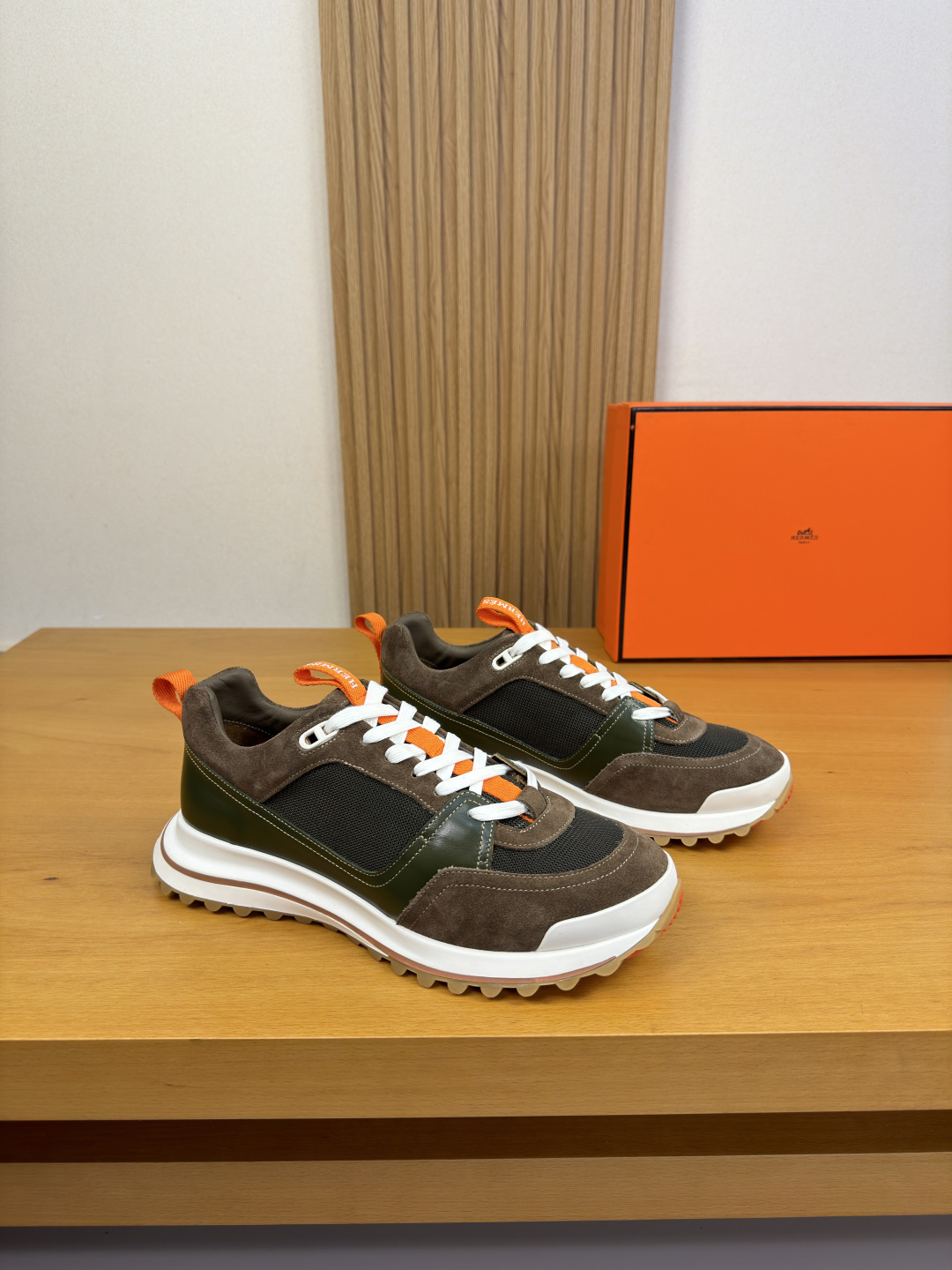 NO:851323,[HERMES] Hermès - high-end quality original casual sports shoes - original nappa calfskin upper, high mercerized suede calfskin, brand canvas, tongue, heel, brand logo webbing - water-dyed cowhide lining - ultra-light original TPR rubber outsole; two-color molded outsole - ultra-high quality control, fine workmanship highlighted (high-end, luxury, grade) -Size  39-44 (38.45.46. Can be customized)·H0231,,hermes,hermes,sneakers,cowhide19860909【 HERMES】爱马仕 -高端品质 原单·休闲运动鞋 -鞋面原版纳帕小牛皮、高丝光反绒小牛皮、品牌帆布、鞋舌.后跟.品牌Logo织带 -内里水染牛皮 -大底超轻原版TPR.橡胶；双色成型大底 -超高品控·做工精细凸显(高端·贵气·档次) -Size 39-44（38.45.46.可订做)·H0231,,hermes,hermes,sneakers,cowhide,Men's shoes