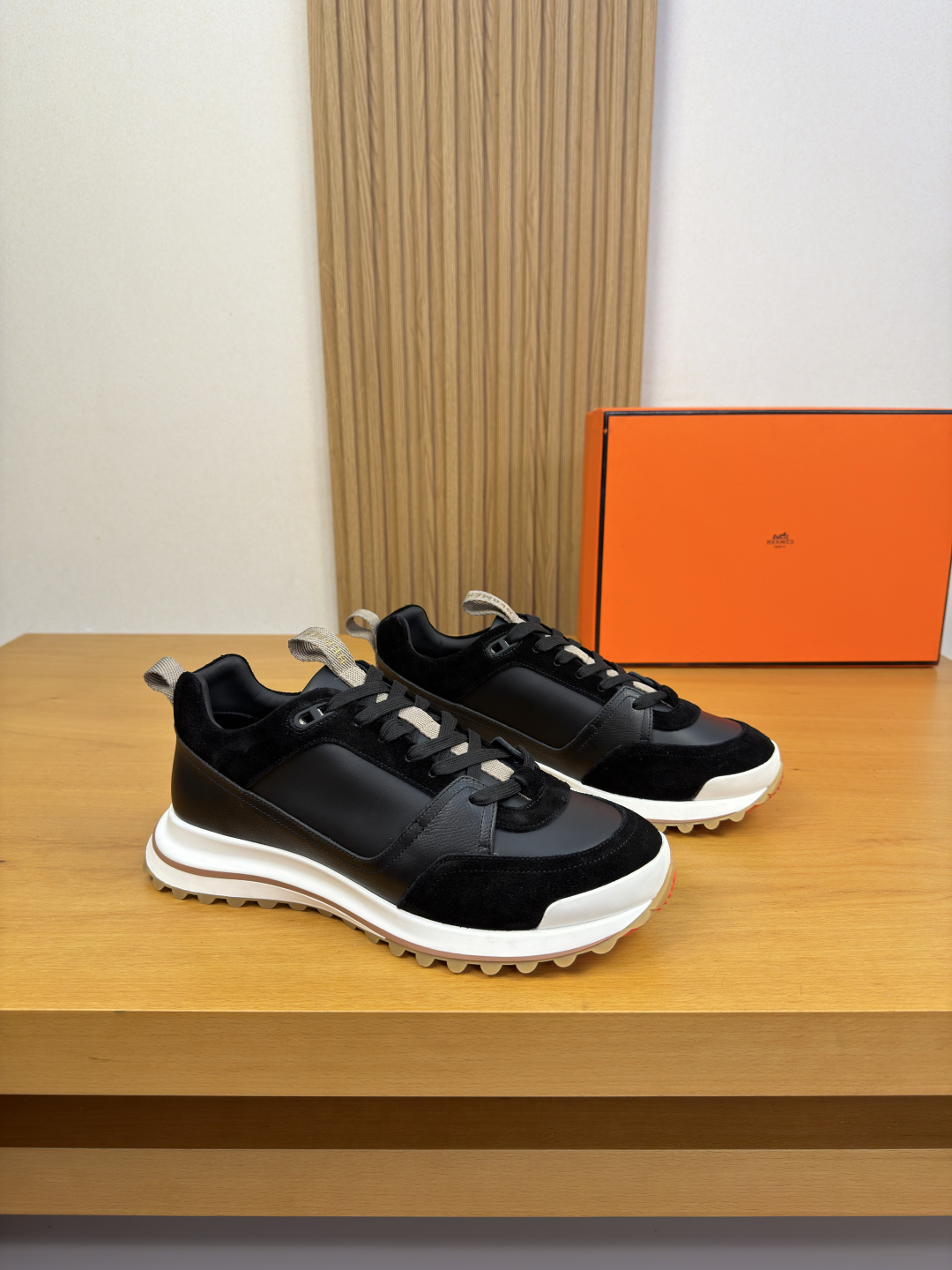 NO:851334,[HERMES] Hermès - High-end quality original casual sports shoes - Original Nappa calfskin upper, palm-print calfskin, high mercerized suede calfskin, tongue, heel, brand logo webbing - Water-dyed cowhide inside - Ultra-light original TPR rubber outsole; two-color molded outsole - Ultra-high quality control, fine workmanship highlighted (high-end, luxury, grade) -Size  39-44 (38.45.46. Can be customized)·H0231,,hermes,hermes,sneakers,cowhide19860909【 HERMES】爱马仕 -高端品质 原单·休闲运动鞋 -鞋面原版纳帕小牛皮、手掌纹小牛皮、高丝光反绒小牛皮、鞋舌.后跟.品牌Logo织带 -内里水染牛皮 -大底超轻原版TPR.橡胶；双色成型大底 -超高品控·做工精细凸显(高端·贵气·档次) -Size 39-44（38.45.46.可订做)·H0231,,hermes,hermes,sneakers,cowhide,Men's shoes