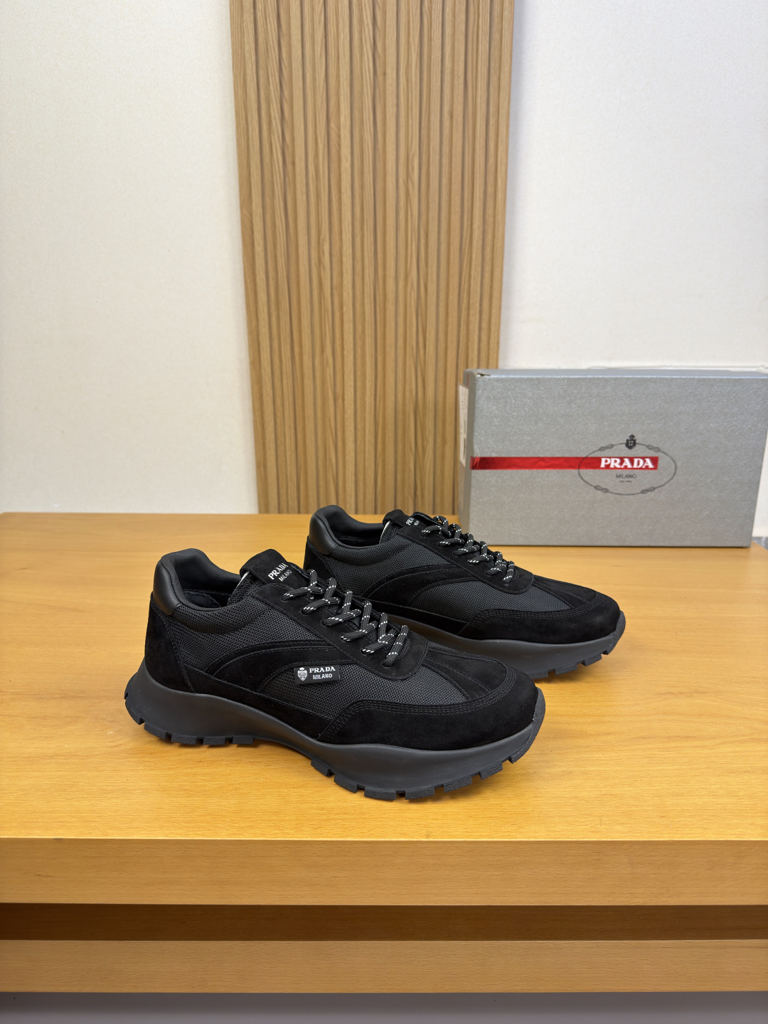NO:851353,[PRADA] Prada - High-end quality original casual sports shoes - Original high mercerized suede calfskin upper, branded high mercerized canvas, shoe body. Sewn brand plastic logo cloth label, tongue. Silk screen brand logo - Water-dyed cowhide inside - Outsole ultra-light TPR rubber; Molded outsole - Ultra-high quality control, fine workmanship highlighted (high-end, luxury, grade) -Size  39-44 (38, 45, 46, can be customized)·FR0513,, prada, prada, sneakers, cowhide19860909【 PRADA】普拉达 -高端品质 原单·休闲运动鞋 -鞋面原版高丝光反绒小牛皮、品牌高丝光帆布、鞋身.车缝品牌塑胶logo布标、鞋舌.丝印品牌logo -内里水染牛皮 -大底超轻TPR·橡胶; 成型大底 -超高品控·做工精细凸显(高端·贵气·档次) -Size 39-44（38,45,46,可订做)·FR0513,,prada,prada,sneakers,cowhide,Men's shoes