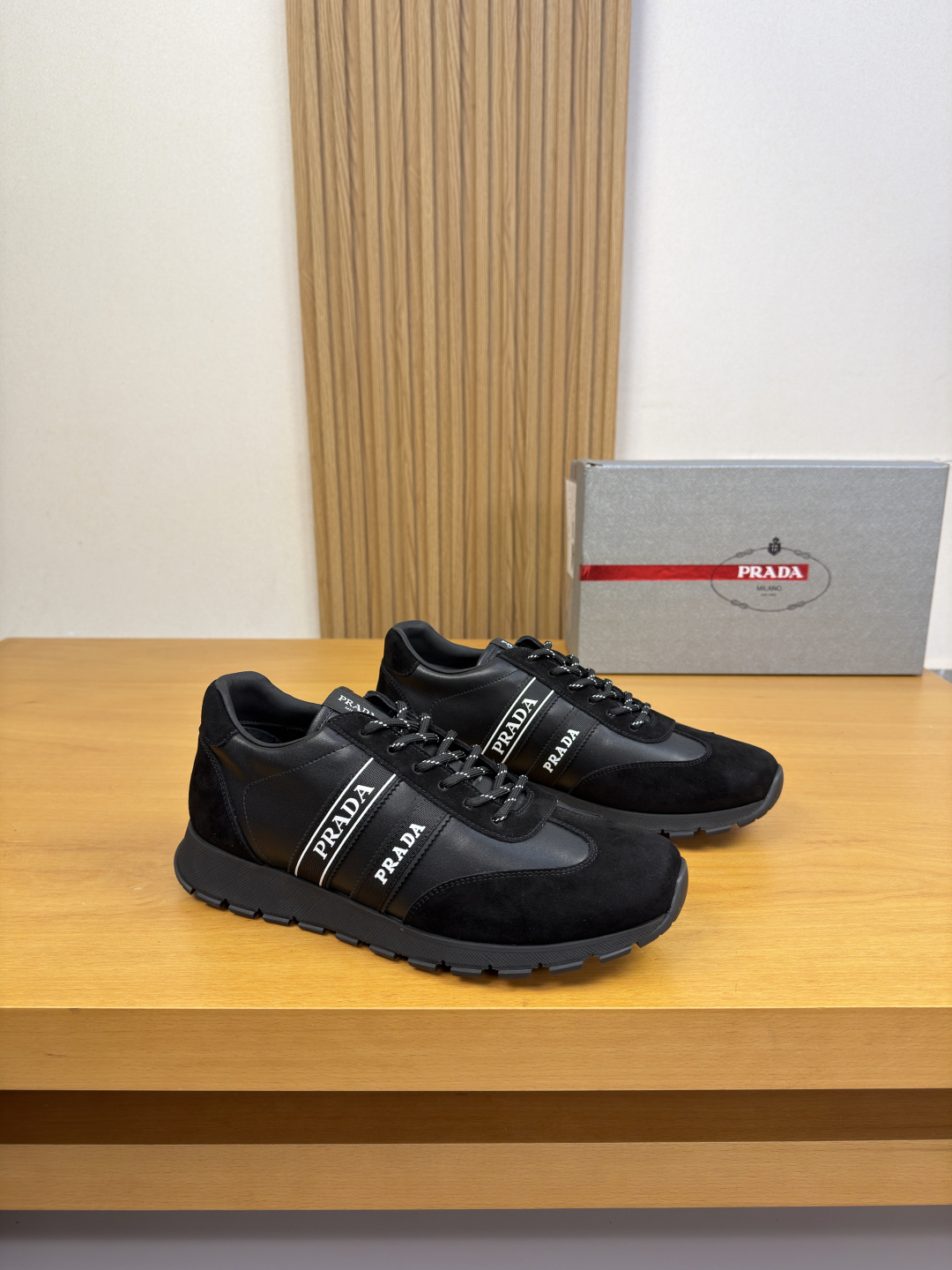 NO:851363,[PRADA] Prada - high-end quality original casual sports shoes - upper original nappa calfskin, high mercerized suede calfskin, shoe body, sewn brand logo webbing, tongue, sewn brand logo cloth label - lining water-dyed cowhide - outsole ultra-light TPR rubber; molded outsole - ultra-high quality control, fine workmanship highlighted (high-end, luxury, grade) -Size  39-44 (38, 45, 46, can be customized)·FR0513,, prada, prada, sneakers, cowhide19860909【 PRADA】普拉达 -高端品质 原单·休闲运动鞋 -鞋面原版纳帕小牛皮、高丝光反绒小牛皮、鞋身.车缝品牌logo织带、鞋舌.车缝品牌logo布标 -内里水染牛皮 -大底超轻TPR·橡胶; 成型大底 -超高品控·做工精细凸显(高端·贵气·档次) -Size 39-44（38,45,46,可订做)·FR0513,,prada,prada,sneakers,cowhide,Men's shoes