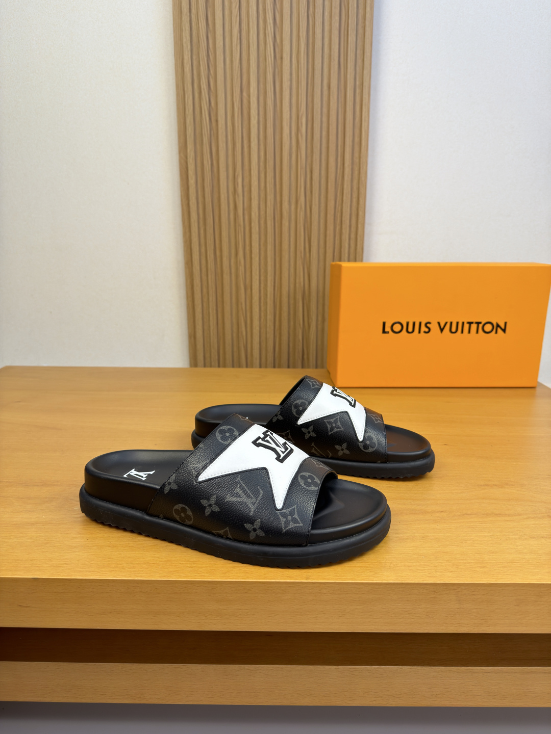NO:851371,【Louis Vuitton】Louis Vuitton - high-end quality original order·casual sandals -upper brand totem PVC, brand plastic Logo -environmentally friendly leather lining -outsole ultra-light TPU water platform·rubber; combined molded outsole -super high quality control·fine workmanship highlights (high-end·luxury·grade) -Size39-44 (38,45, can be customized)·L0139,, louis vuitton, louis  vuitton,slippers19860909【Louis Vuitton】路易威登 -高端品质 原单·休闲凉拖鞋 -鞋面品牌图腾PVC、品牌塑胶Logo -内里环保皮 -大底超轻TPU水台·橡胶；组合成型大底 -超高品控·做工精细凸显(高端·贵气·档次) -Size39-44（38,45,可订做)·L0139,,louis vuitton,louis vuitton,slippers,Men's shoes