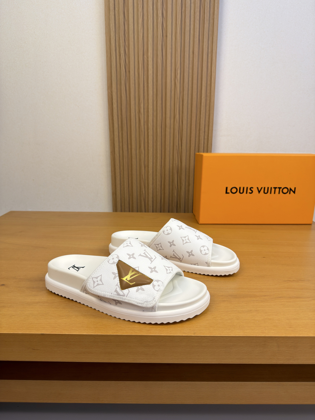 NO:851381,【Louis Vuitton】Louis Vuitton - high-end quality original order·casual sandals -upper brand totem PVC, silk screen brand logo, Velcro technology -environmentally friendly leather lining -outsole ultra-light TPU water platform·rubber; combined molded outsole -super high quality control·fine workmanship highlights (high-end·nobility·grade) -Size39-44 (38,45, can be customized)·L0139,, louis vuitton, louis  vuitton,slippers19860909【Louis Vuitton】路易威登 -高端品质 原单·休闲凉拖鞋 -鞋面品牌图腾PVC、丝印品牌Logo、魔术贴工艺 -内里环保皮 -大底超轻TPU水台·橡胶；组合成型大底 -超高品控·做工精细凸显(高端·贵气·档次) -Size39-44（38,45,可订做)·L0139,,louis vuitton,louis vuitton,slippers,Men's shoes