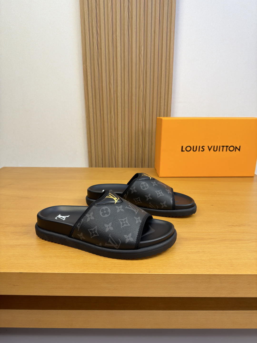 NO:851293,[Louis Vuitton] Louis Vuitton - high-end quality original single slippers - upper brand totem PVC, silk screen brand logo - environmentally friendly leather lining - outsole ultra-light TPU water platform rubber; combined molded outsole - ultra-high quality control · fine workmanship highlights (high-end · extravagance · grade) -Size39-44 (38,45, can be customized)·L0139,, louis vuitton, louis  vuitton,slippers19860909【Louis Vuitton】路易威登 -高端品质 原单·休闲凉拖鞋 -鞋面品牌图腾PVC、丝印品牌Logo -内里环保皮 -大底超轻TPU水台·橡胶；组合成型大底 -超高品控·做工精细凸显(高端·贵气·档次) -Size39-44（38,45,可订做)·L0139,,louis vuitton,louis vuitton,slippers,Men's shoes
