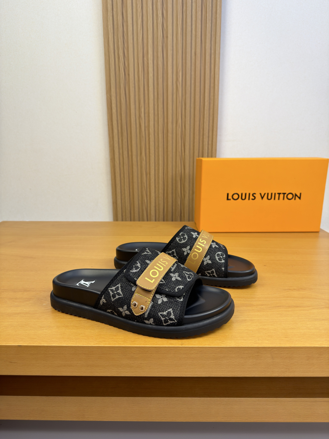 NO:851304,[Louis Vuitton] Louis Vuitton - high-end quality original single slippers - upper brand totem cloth, silk screen brand logo, Velcro technology - environmentally friendly leather lining - outsole ultra-light TPU water platform rubber; combined molded outsole - ultra-high quality control, fine workmanship (high-end, luxury, grade) -Size39-44 (38,45, can be customized)·L0139,, louis vuitton, louis  vuitton,slippers19860909【Louis Vuitton】路易威登 -高端品质 原单·休闲凉拖鞋 -鞋面品牌图腾布匹、丝印品牌Logo、魔术贴工艺 -内里环保皮 -大底超轻TPU水台·橡胶；组合成型大底 -超高品控·做工精细凸显(高端·贵气·档次) -Size39-44（38,45,可订做)·L0139,,louis vuitton,louis vuitton,slippers,Men's shoes