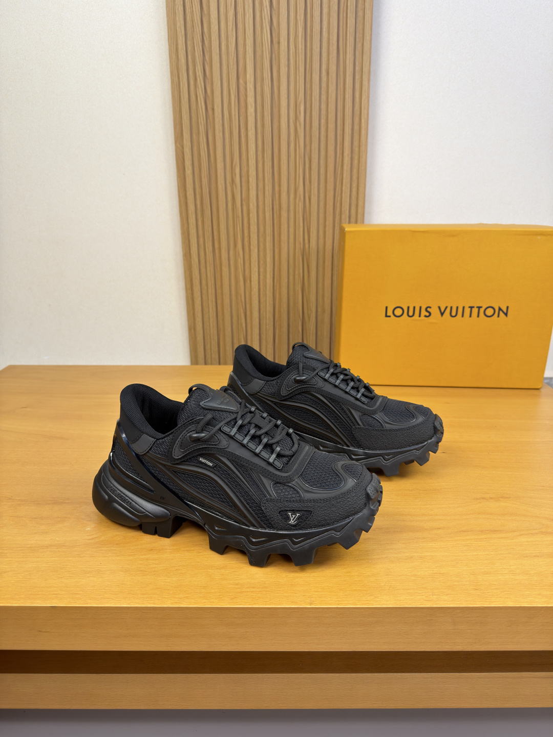 NO:853324,[Louis Vuitton] Louis Vuitton - high-end quality original single casual sports shoes - upper Nappa calfskin, brand mesh canvas, injection molded brand totem plastic module, tongue. Air pressure LOGO - lining brand canvas - outsole original TPU foam. TR rubber; combined molded two-color outsole - ultra-high quality control, fine workmanship highlighted (high-end, luxury, grade) -Size  39-44 (38,45, can be customized),,louis vuitton,louis vuitton,sneakers,cowhide19860909【Louis Vuitton】路易威登 -高端品质 原单·休闲运动鞋 -鞋面纳帕小牛皮、品牌网帆布、注塑品牌图腾塑胶模块、鞋舌.空压LOGO -内里品牌帆布 -大底原版TPU发泡.TR橡胶；组合成型双色大底 -超高品控·做工精细凸显(高端·贵气·档次) -Size 39-44（38,45,可订做),,louis vuitton,louis vuitton,sneakers,cowhide,Men's shoes
