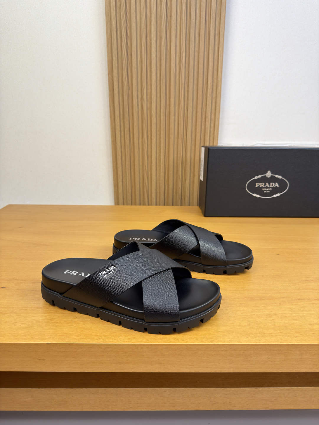 NO:852130,【PRADA】Prada - High-end quality original single casual sandals - Original palm-printed calfskin on the upper, hand-made right oil edge craftsmanship, silk screen high-frequency brand logo - Water-dyed cowhide on the inside - Ultra-light TPU platform bag cowhide and rubber on the outsole; combined molded outsole - Ultra-high quality control, fine workmanship highlighted (high-end, luxury, class)  -Size39-44 (38,45, can be customized)·0027,,prada,prada,slippers,cowhide19860909【PRADA】普拉达 -高端品质 原单·休闲凉拖鞋 -鞋面原版手掌纹小牛皮、手工右油边工艺、丝印高周波品牌logo -内里水染牛皮 -大底超轻TPU水台包牛皮·橡胶；组合成型大底 -超高品控·做工精细凸显(高端·贵气·档次) -Size39-44（38,45,可订做)·0027,,prada,prada,slippers,cowhide,Men's shoes