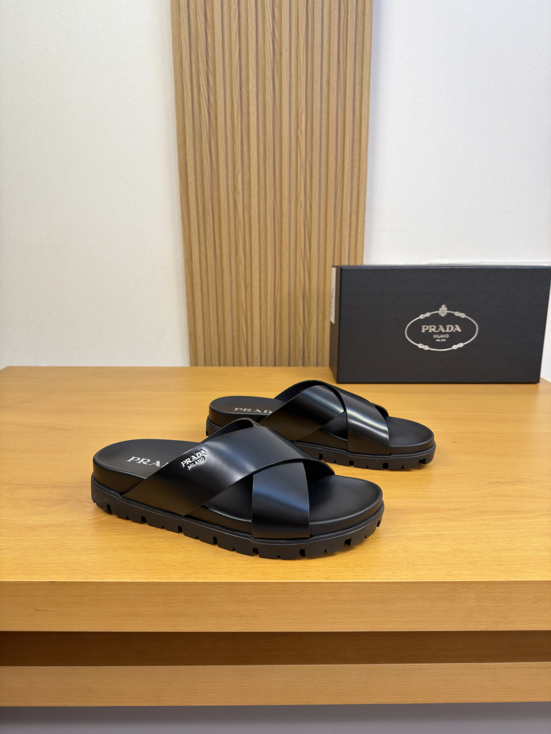NO:852139,[PRADA] Prada - high-end quality original single casual sandals - original open-edge beaded calfskin on the upper, hand-made right oil edge craftsmanship, silk screen high-frequency brand logo - water-dyed cowhide inside - ultra-light TPU platform bag cowhide rubber on the outsole; combined molded outsole - ultra-high quality control, fine workmanship highlighted (high-end, luxury, class)  -Size39-44 (38,45, can be customized)·0027,,prada,prada,slippers,cowhide19860909【PRADA】普拉达 -高端品质 原单·休闲凉拖鞋 -鞋面原版开边珠小牛皮、手工右油边工艺、丝印高周波品牌logo -内里水染牛皮 -大底超轻TPU水台包牛皮·橡胶；组合成型大底 -超高品控·做工精细凸显(高端·贵气·档次) -Size39-44（38,45,可订做)·0027,,prada,prada,slippers,cowhide,Men's shoes