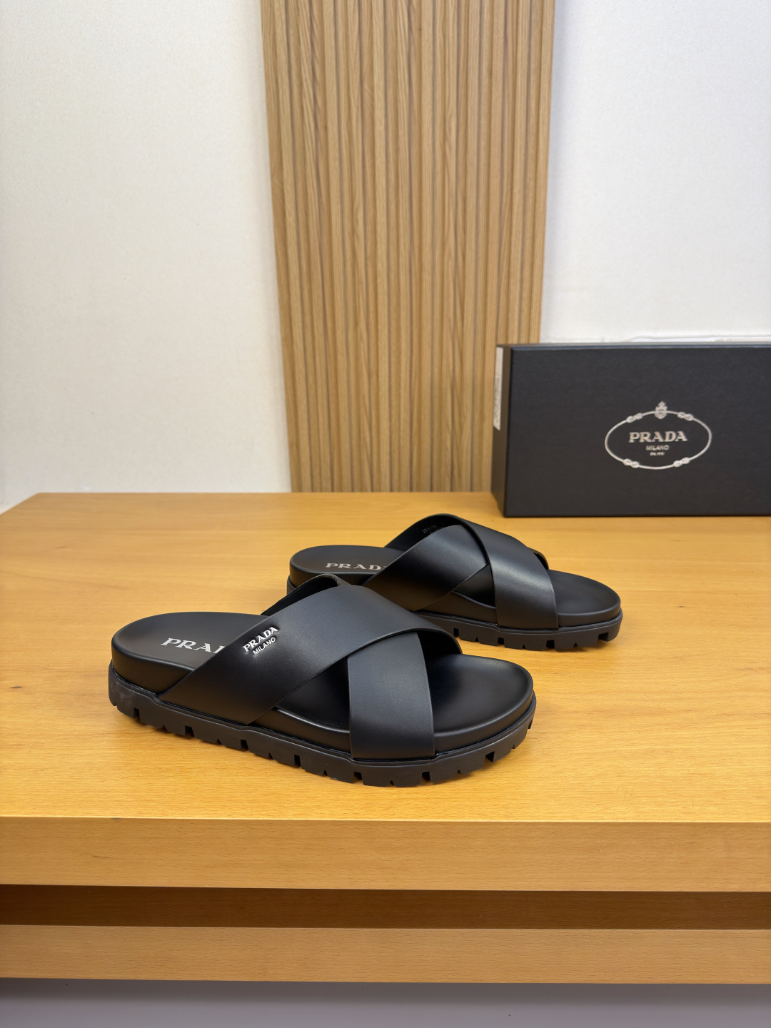NO:852148,[PRADA] Prada - high-end quality original single casual sandals - upper original Nappa calfskin, hand-made right oil edge craftsmanship, silk screen high-frequency brand logo - lining water-dyed cowhide - outsole ultra-light TPU platform bag cowhide rubber; combined molded outsole - ultra-high quality control, fine workmanship highlighted (high-end, luxury, grade)  -Size39-44 (38,45, can be customized)·0027,,prada,prada,slippers,cowhide19860909【PRADA】普拉达 -高端品质 原单·休闲凉拖鞋 -鞋面原版纳帕小牛皮、手工右油边工艺、丝印高周波品牌logo -内里水染牛皮 -大底超轻TPU水台包牛皮·橡胶；组合成型大底 -超高品控·做工精细凸显(高端·贵气·档次) -Size39-44（38,45,可订做)·0027,,prada,prada,slippers,cowhide,Men's shoes