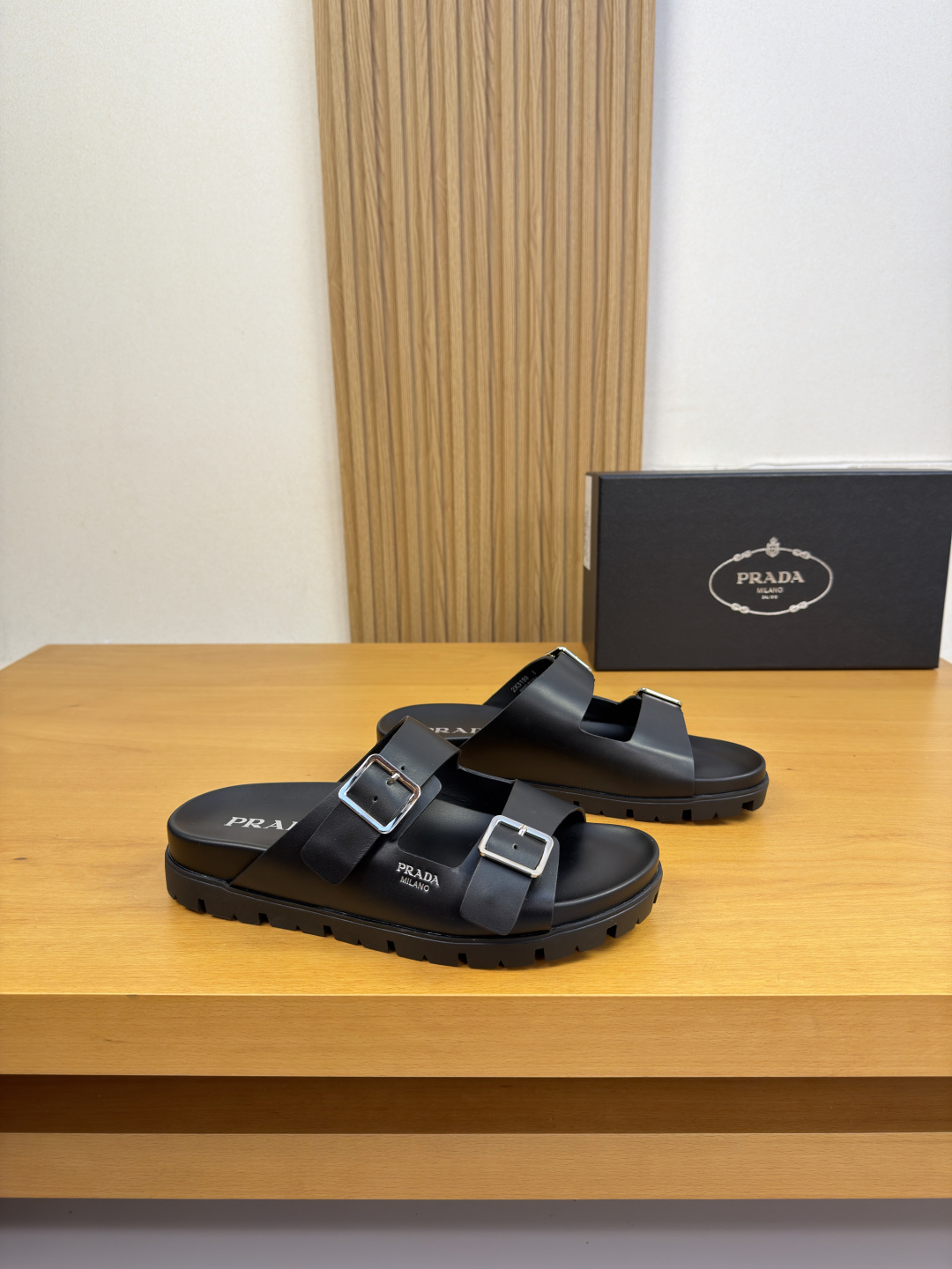 NO:852161,【PRADA】Prada - high-end quality original slippers - casual sandals - original nappa calfskin upper, hand-made right oil edge craftsmanship, silk screen high-frequency brand logo, brand metal fasteners - water-dyed cowhide lining - ultra-light TPU platform bag cowhide rubber on the outsole; combined molded outsole - ultra-high quality control, fine workmanship highlighted (high-end, luxury, grade)  -Size39-44 (38,45, can be customized)·0027,,prada,prada,slippers,cowhide19860909【PRADA】普拉达 -高端品质 原单·休闲凉拖鞋 -鞋面原版纳帕小牛皮、手工右油边工艺、丝印高周波品牌logo、品牌金属扣件 -内里水染牛皮 -大底超轻TPU水台包牛皮·橡胶；组合成型大底 -超高品控·做工精细凸显(高端·贵气·档次) -Size39-44（38,45,可订做)·0027,,prada,prada,slippers,cowhide,Men's shoes