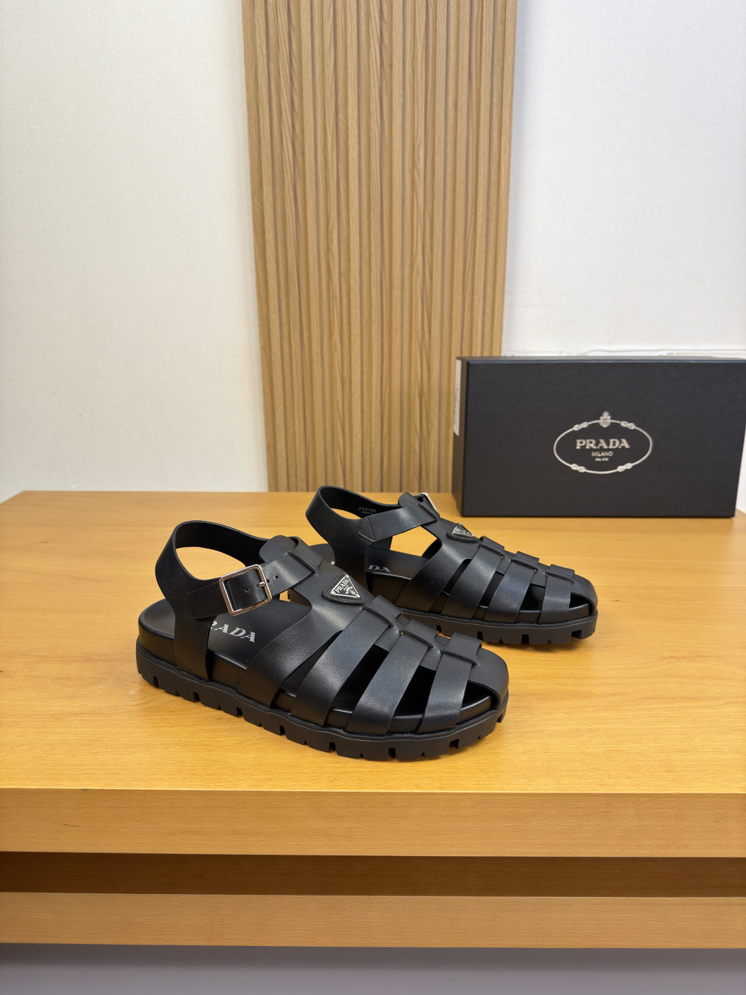 NO:852172,【PRADA】Prada - High-end quality original slippers - Casual sandals - Original Nappa calfskin upper, hand-painted right edge craftsmanship, branded metal fasteners - Water-dyed cowhide lining - Ultra-light TPU platform bag cowhide and rubber on the outsole; combined molded outsole - Ultra-high quality control, fine workmanship highlighted (high-end, luxury, grade)  -Size39-44 (38,45, can be customized)·0027,,prada,prada,slippers,cowhide19860909【PRADA】普拉达 -高端品质 原单·休闲凉拖鞋 -鞋面原版纳帕小牛皮、手工右油边工艺、品牌金属扣件 -内里水染牛皮 -大底超轻TPU水台包牛皮·橡胶；组合成型大底 -超高品控·做工精细凸显(高端·贵气·档次) -Size39-44（38,45,可订做)·0027,,prada,prada,slippers,cowhide,Men's shoes