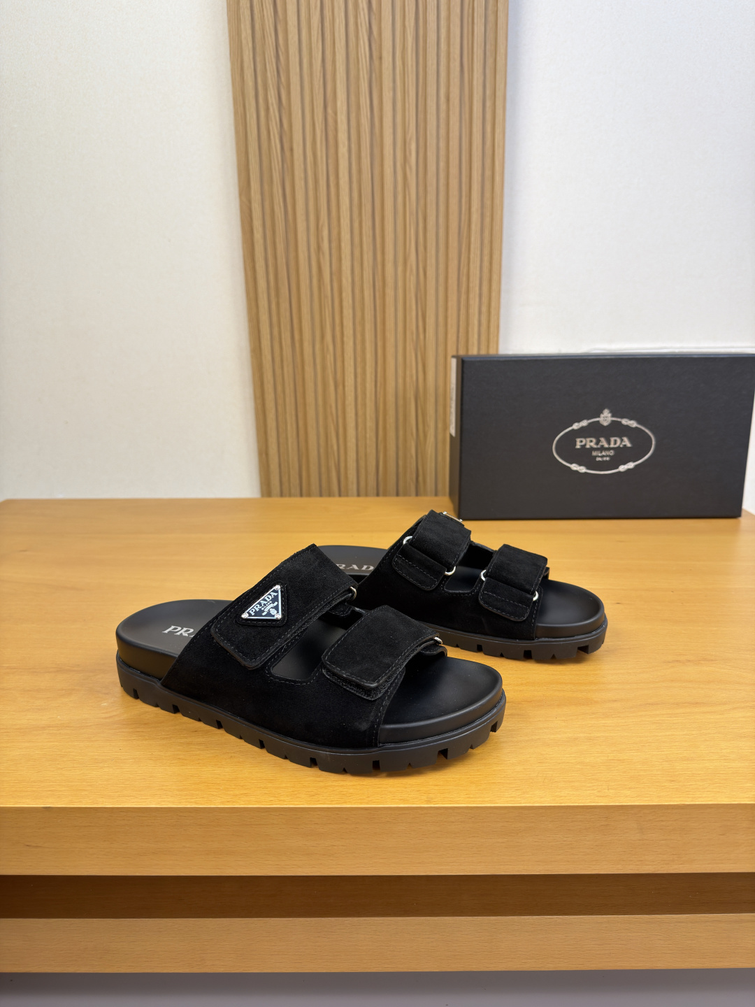 NO:852184,[PRADA] Prada - high-end quality original slippers - casual sandals - original suede calfskin upper, hand-made right side oil edge craftsmanship, brand metal logo fasteners - water-dyed cowhide lining - ultra-light TPU platform bag cowhide and rubber on the outsole; combined molded outsole - ultra-high quality control and fine workmanship (high-end, luxury, class)  -Size39-44 (38,45, can be customized)·0027,,prada,prada,slippers,cowhide19860909【PRADA】普拉达 -高端品质 原单·休闲凉拖鞋 -鞋面原版反绒小牛皮、手工右油边工艺、品牌金属logo扣件 -内里水染牛皮 -大底超轻TPU水台包牛皮·橡胶；组合成型大底 -超高品控·做工精细凸显(高端·贵气·档次) -Size39-44（38,45,可订做)·0027,,prada,prada,slippers,cowhide,Men's shoes
