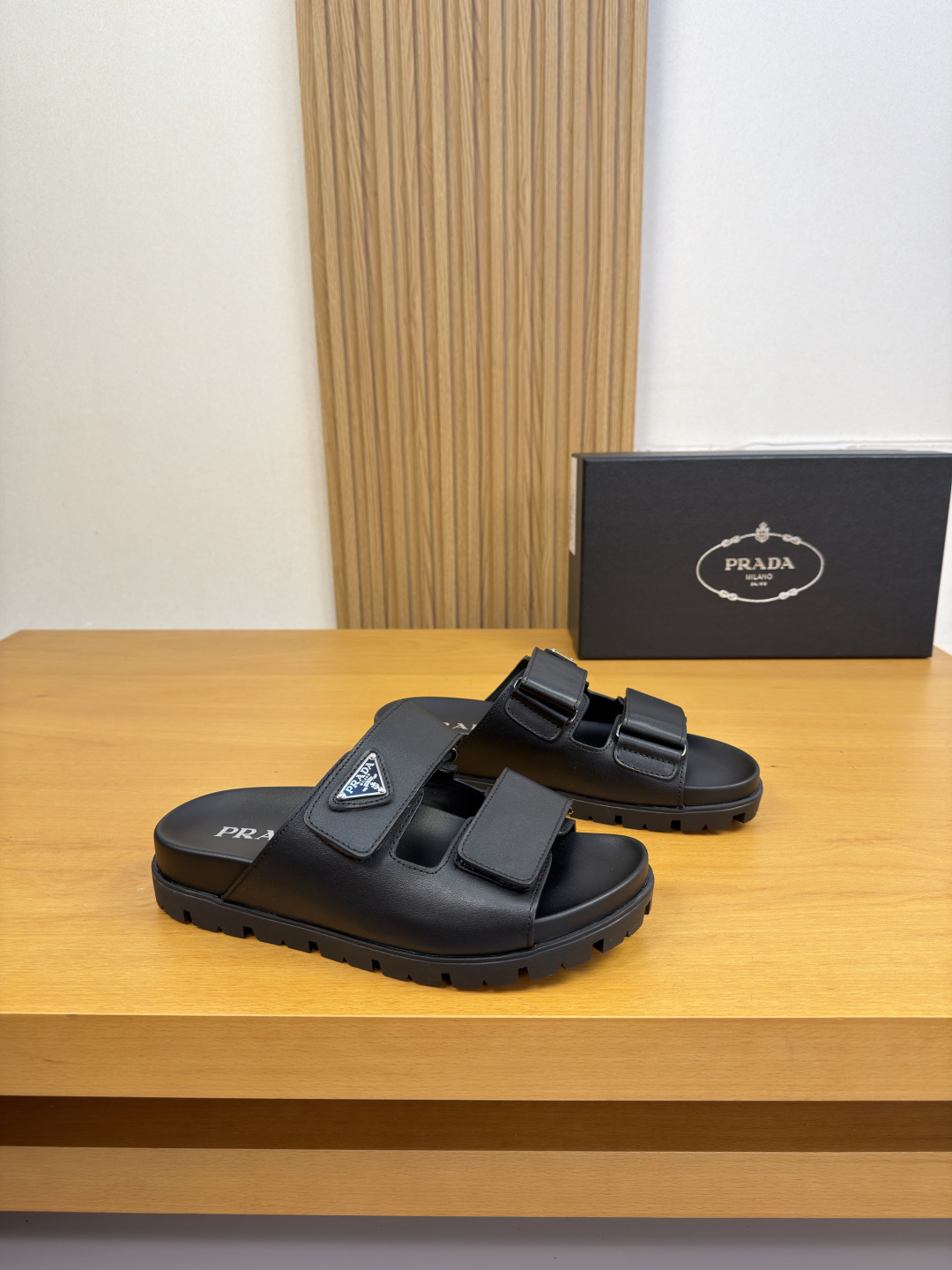 NO:852197,【PRADA】Prada - High-end quality original slippers - Casual sandals - Original Nappa calfskin upper, hand-made right side oil edge craftsmanship, brand metal logo fasteners - Water-dyed cowhide lining - Ultra-light TPU platform bag cowhide and rubber on the outsole; combined molded outsole - Super high quality control, fine workmanship highlighted (high-end, luxury, grade)  -Size39-44 (38,45, can be customized)·0027,,prada,prada,slippers,cowhide19860909【PRADA】普拉达 -高端品质 原单·休闲凉拖鞋 -鞋面原版纳帕小牛皮、手工右油边工艺、品牌金属logo扣件 -内里水染牛皮 -大底超轻TPU水台包牛皮·橡胶；组合成型大底 -超高品控·做工精细凸显(高端·贵气·档次) -Size39-44（38,45,可订做)·0027,,prada,prada,slippers,cowhide,Men's shoes