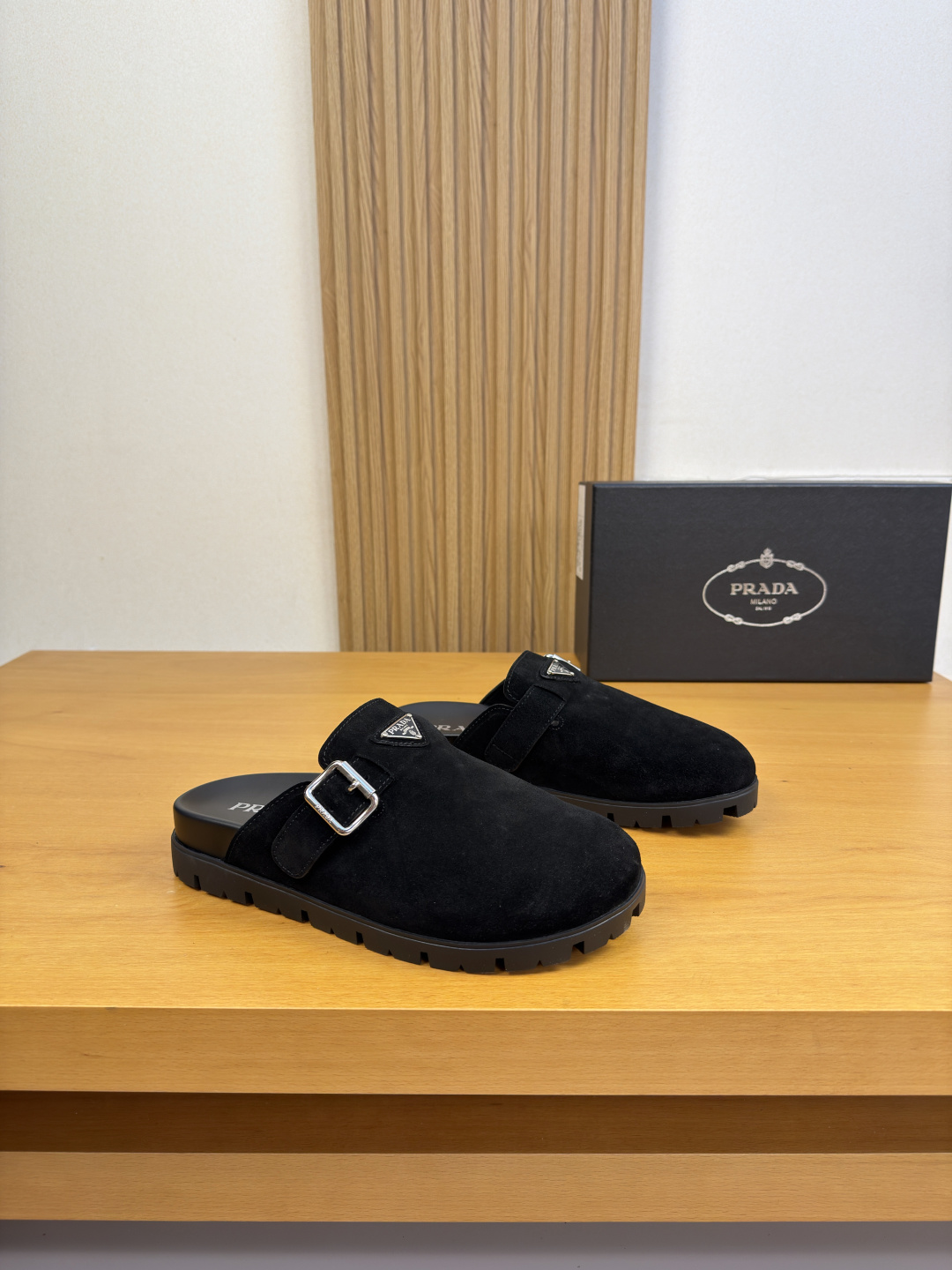 NO:852208,[PRADA] Prada - high-end quality original slippers - casual sandals - original suede calfskin upper, hand-made right side oil edge craftsmanship, brand metal logo fasteners - water-dyed cowhide lining - ultra-light TPU platform bag cowhide and rubber on the outsole; combined molded outsole - ultra-high quality control and fine workmanship (high-end, luxury, class)  -Size39-44 (38,45, can be customized)·0027,,prada,prada,slippers,cowhide19860909【PRADA】普拉达 -高端品质 原单·休闲凉拖鞋 -鞋面原版反绒小牛皮、手工右油边工艺、品牌金属logo扣件 -内里水染牛皮 -大底超轻TPU水台包牛皮·橡胶；组合成型大底 -超高品控·做工精细凸显(高端·贵气·档次) -Size39-44（38,45,可订做)·0027,,prada,prada,slippers,cowhide,Men's shoes
