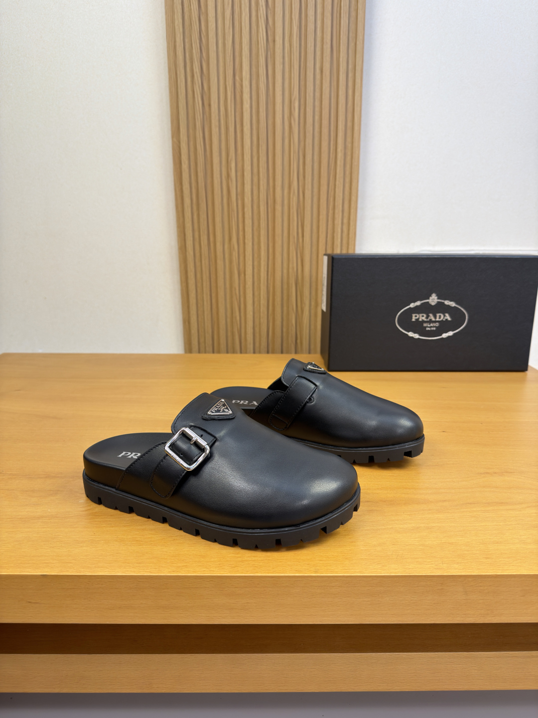 NO:852221,【PRADA】Prada - High-end quality original slippers - Casual sandals - Original Nappa calfskin upper, hand-made right side oil edge craftsmanship, brand metal logo fasteners - Water-dyed cowhide lining - Ultra-light TPU platform bag cowhide and rubber on the outsole; combined molded outsole - Super high quality control, fine workmanship highlighted (high-end, luxury, grade)  -Size39-44 (38,45, can be customized)·0027,,prada,prada,slippers,cowhide19860909【PRADA】普拉达 -高端品质 原单·休闲凉拖鞋 -鞋面原版纳帕小牛皮、手工右油边工艺、品牌金属logo扣件 -内里水染牛皮 -大底超轻TPU水台包牛皮·橡胶；组合成型大底 -超高品控·做工精细凸显(高端·贵气·档次) -Size39-44（38,45,可订做)·0027,,prada,prada,slippers,cowhide,Men's shoes