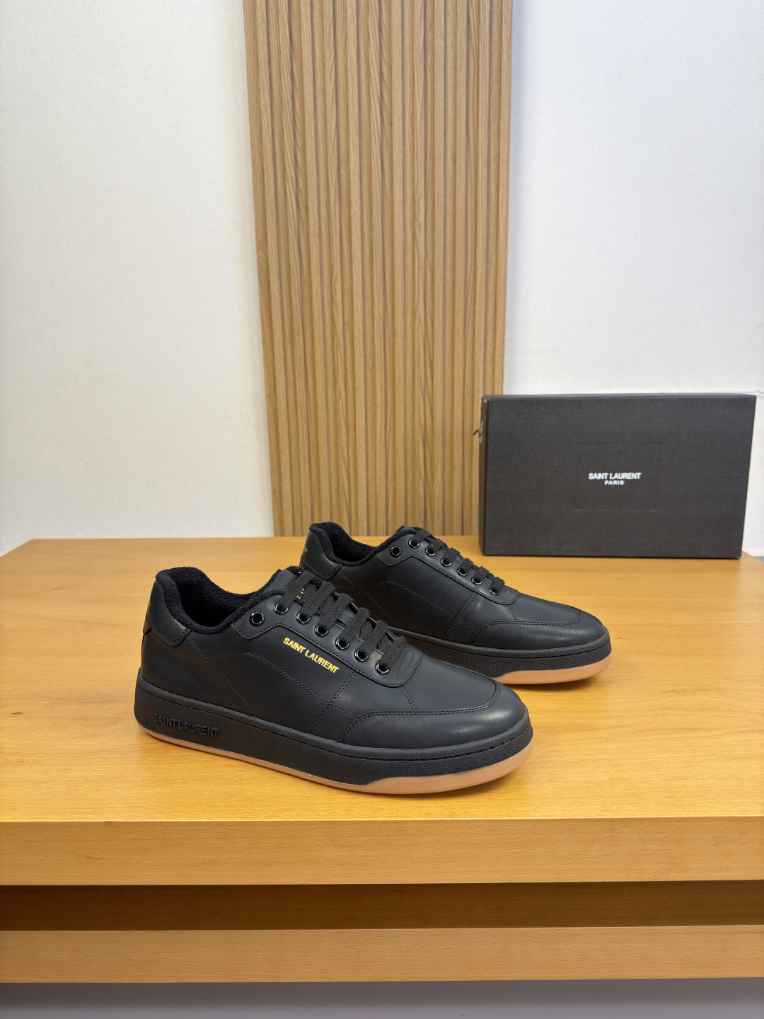 NO:852058,[SAINT LAURENT] Yves Saint Laurent - high-end quality original casual sports sneakers - upper Nappa calfskin, tongue, air pressure brand logo, shoe body, silk screen printed brand logo on the heel - terry cloth lining, foot pads; water-dyed cowhide - outsole ultra-light TPR.  38-44 (45, 46, can be customized)·SL0185,,saint laurent,saint laurent,cowhide19860909【SAINT LAURENT】圣罗兰 -高端品质 原单·休闲运动板鞋 -鞋面纳帕小牛皮、鞋舌.空压品牌logo、鞋身.后跟丝印品牌logo -内里毛巾布里,垫脚；水染牛皮 -大底超轻TPR.橡胶; 双色成型大底 -超高品控·做工精细凸显(高端·贵气·档次) -Size 38-44（45,46,可订做)·SL0185,,saint laurent,saint laurent,cowhide,Men's shoes