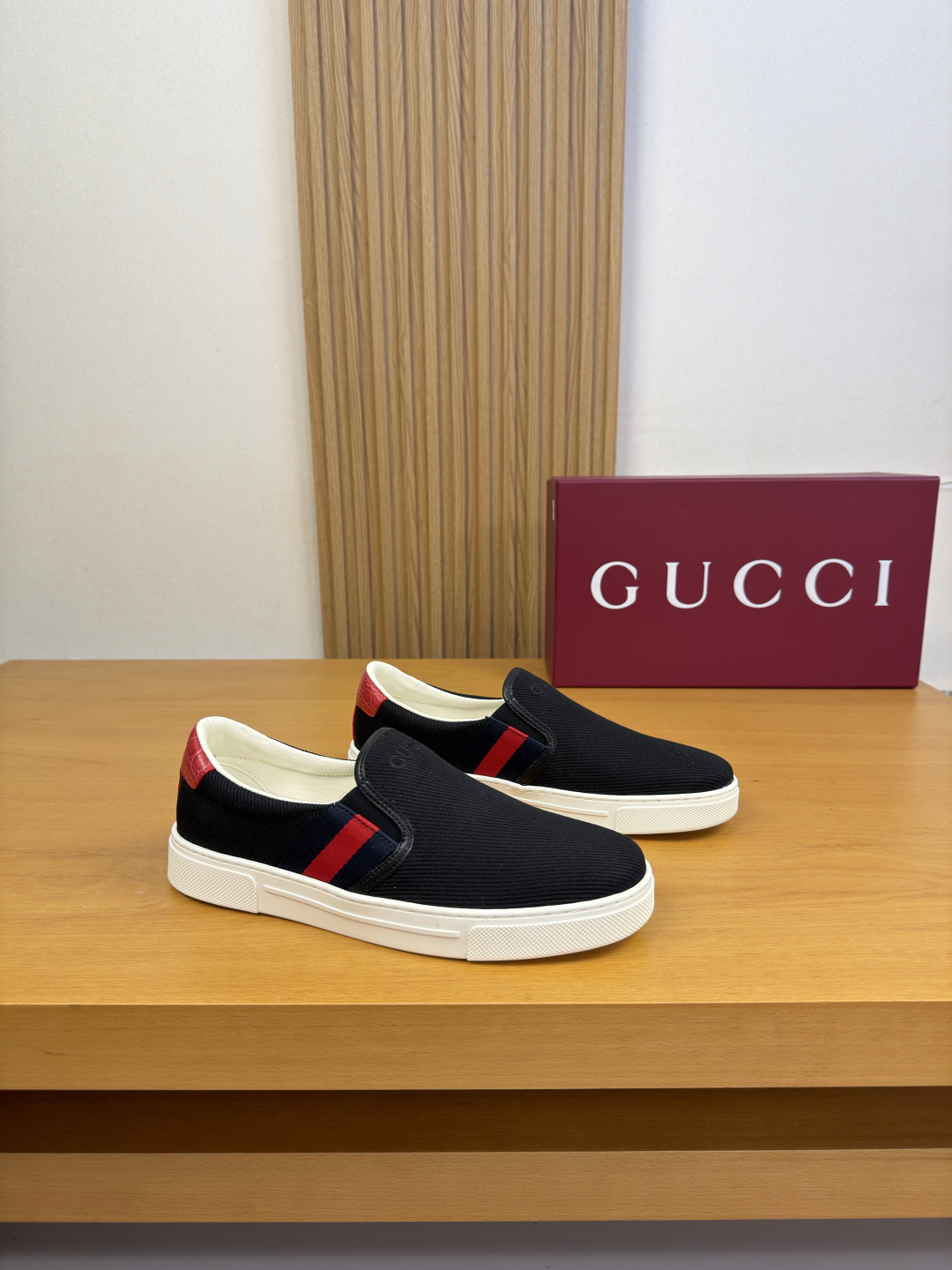 NO:852069,[Gucci] Gucci - High-end quality original casual sports sneakers - Original stone-patterned calfskin upper, brand canvas fabric, tongue. Brand totem webbing, tongue. Embroidered brand logo - Water-dyed mixed sheepskin lining - Outsole ultra-light TPR rubber; molded outsole - Ultra-high quality control, fine workmanship highlighted (high-end, luxury, grade) -Size  39-44 (38.45.46, can be customized)·GC7082,,gucci,gucci,cowhide,sheepskin19860909【Gucci】古驰 -高端品质 原单·休闲运动板鞋 -鞋面原版石头纹小牛皮、品牌帆布布匹、鞋舌.品牌图腾织带、鞋舌.刺绣品牌logo -内里水染混种羊皮 -大底超轻TPR·橡胶；成型大底 -超高品控·做工精细凸显(高端·贵气·档次) -Size 39-44（38.45.46,可订做)·GC7082,,gucci,gucci,cowhide,sheepskin,Men's shoes