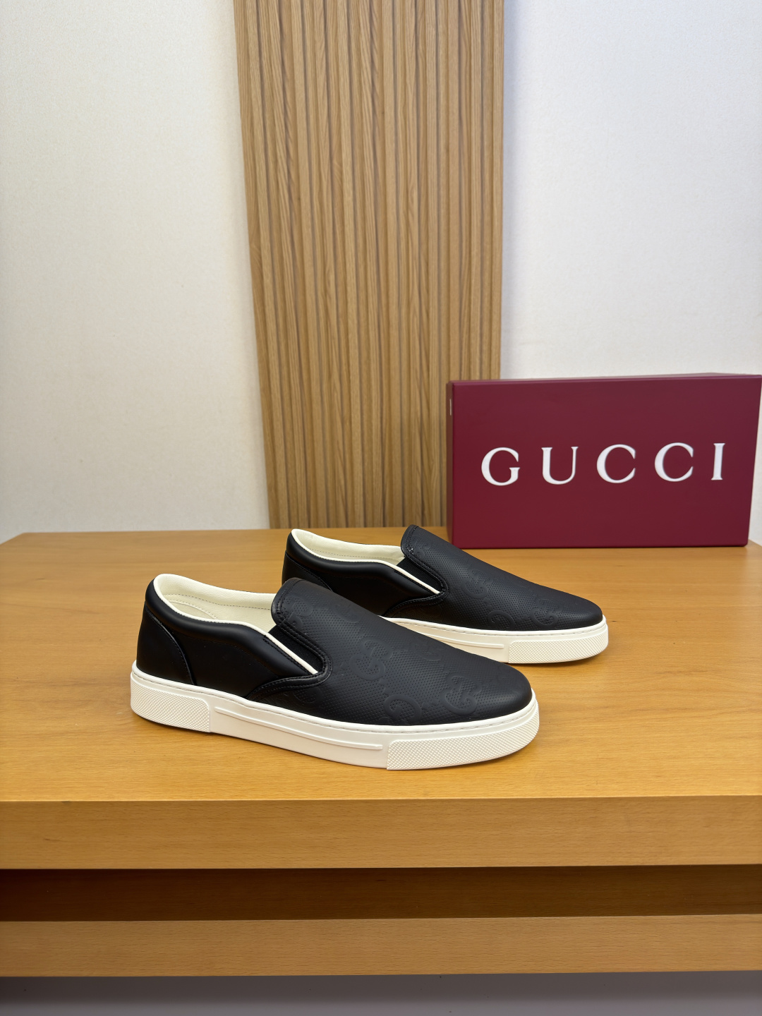NO:852081,[Gucci] Gucci - High-end quality original casual sports sneakers - Original Nappa calfskin upper, air-pressure brand totem - Water-dyed mixed sheepskin lining - Ultra-light TPR rubber outsole; molded outsole - Ultra-high quality control, fine workmanship highlighted (high-end, luxury, grade) -Size  39-44 (38.45.46, can be customized)·GC7082,,gucci,gucci,cowhide,sheepskin19860909【Gucci】古驰 -高端品质 原单·休闲运动板鞋 -鞋面原版纳帕小牛皮、空压品牌图腾 -内里水染混种羊皮 -大底超轻TPR·橡胶；成型大底 -超高品控·做工精细凸显(高端·贵气·档次) -Size 39-44（38.45.46,可订做)·GC7082,,gucci,gucci,cowhide,sheepskin,Men's shoes