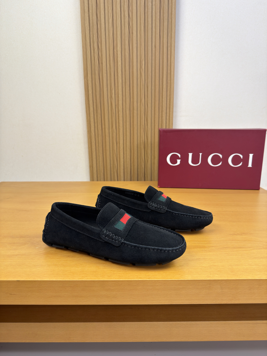 NO:852093,[Gucci] Gucci - High-end quality original single casual package beanie leather shoes - Original high mercerized suede calfskin upper, shoe leather. Hand-stitched mark thread, brand webbing cross-arm decoration - Water-dyed cowhide inside, - Ultra-light TPR rubber outsole, inlay technology - Ultra-high quality control, fine workmanship highlighted (high-end, luxury, grade) -Size  38-44 (45,46, can be customized)·0418,,gucci,gucci,cowhide19860909【Gucci】古驰 -高端品质 原单·休闲套包豆豆皮鞋 -鞋面原版高丝光反绒小牛皮、鞋丹.手工串缝马克线、品牌织带横担装饰 -内里水染牛皮, -大底超轻TPR橡胶·镶嵌工艺 -超高品控·做工精细凸显(高端·贵气·档次) -Size 38-44（45,46,可订做)·0418,,gucci,gucci,cowhide,Men's shoes