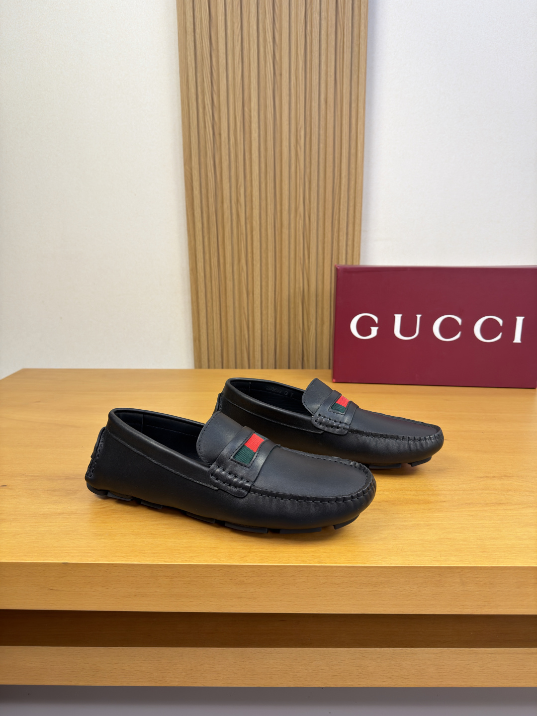 NO:852098,[Gucci] Gucci - High-end quality original casual package beanie leather shoes - Original Nappa calfskin upper, shoe leather. Hand-stitched mark thread, brand webbing cross-arm decoration - Water-dyed cowhide inside, - Ultra-light TPR rubber outsole, inlay technology - Ultra-high quality control, fine workmanship highlighted (high-end, luxury, grade) -Size  38-44 (45,46, can be customized)·0418,,gucci,gucci,cowhide19860909【Gucci】古驰 -高端品质 原单·休闲套包豆豆皮鞋 -鞋面原版纳帕小牛皮、鞋丹.手工串缝马克线、品牌织带横担装饰 -内里水染牛皮, -大底超轻TPR橡胶·镶嵌工艺 -超高品控·做工精细凸显(高端·贵气·档次) -Size 38-44（45,46,可订做)·0418,,gucci,gucci,cowhide,Men's shoes