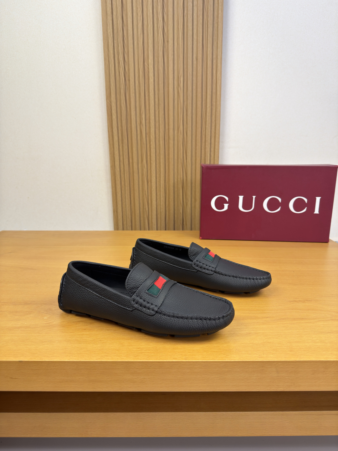 NO:852108,[Gucci] Gucci - High-end quality original casual package beanie leather shoes - Original pebbled calfskin upper, shoe leather. Hand-stitched mark thread, branded webbing cross-arm decoration - Water-dyed cowhide inside, - Ultra-light TPR rubber outsole, inlay technology - Ultra-high quality control, fine workmanship highlighted (high-end, luxury, grade) -Size  38-44 (45,46, can be customized)·0418,,gucci,gucci,cowhide19860909【Gucci】古驰 -高端品质 原单·休闲套包豆豆皮鞋 -鞋面原版荔纹小牛皮、鞋丹.手工串缝马克线、品牌织带横担装饰 -内里水染牛皮, -大底超轻TPR橡胶·镶嵌工艺 -超高品控·做工精细凸显(高端·贵气·档次) -Size 38-44（45,46,可订做)·0418,,gucci,gucci,cowhide,Men's shoes