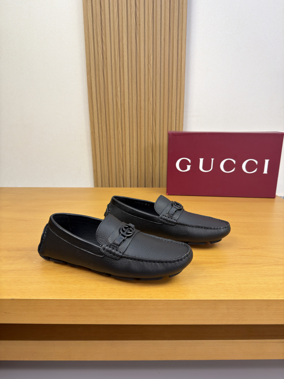 NO:852119,[Gucci] Gucci - High-end quality original casual package bean leather shoes - Original pebbled calfskin upper, shoe leather. Hand-stitched mark thread, branded metal fastener cross-arm decoration - Water-dyed cowhide inside, - Ultra-light TPR rubber outsole - Inlay technology - Ultra-high quality control, fine workmanship highlighted (high-end, luxury, grade) -Size  38-44 (45,46, can be customized)·0418,,gucci,gucci,cowhide19860909【Gucci】古驰 -高端品质 原单·休闲套包豆豆皮鞋 -鞋面原版荔纹小牛皮、鞋丹.手工串缝马克线、品牌金属扣件横担装饰 -内里水染牛皮, -大底超轻TPR橡胶·镶嵌工艺 -超高品控·做工精细凸显(高端·贵气·档次) -Size 38-44（45,46,可订做)·0418,,gucci,gucci,cowhide,Men's shoes