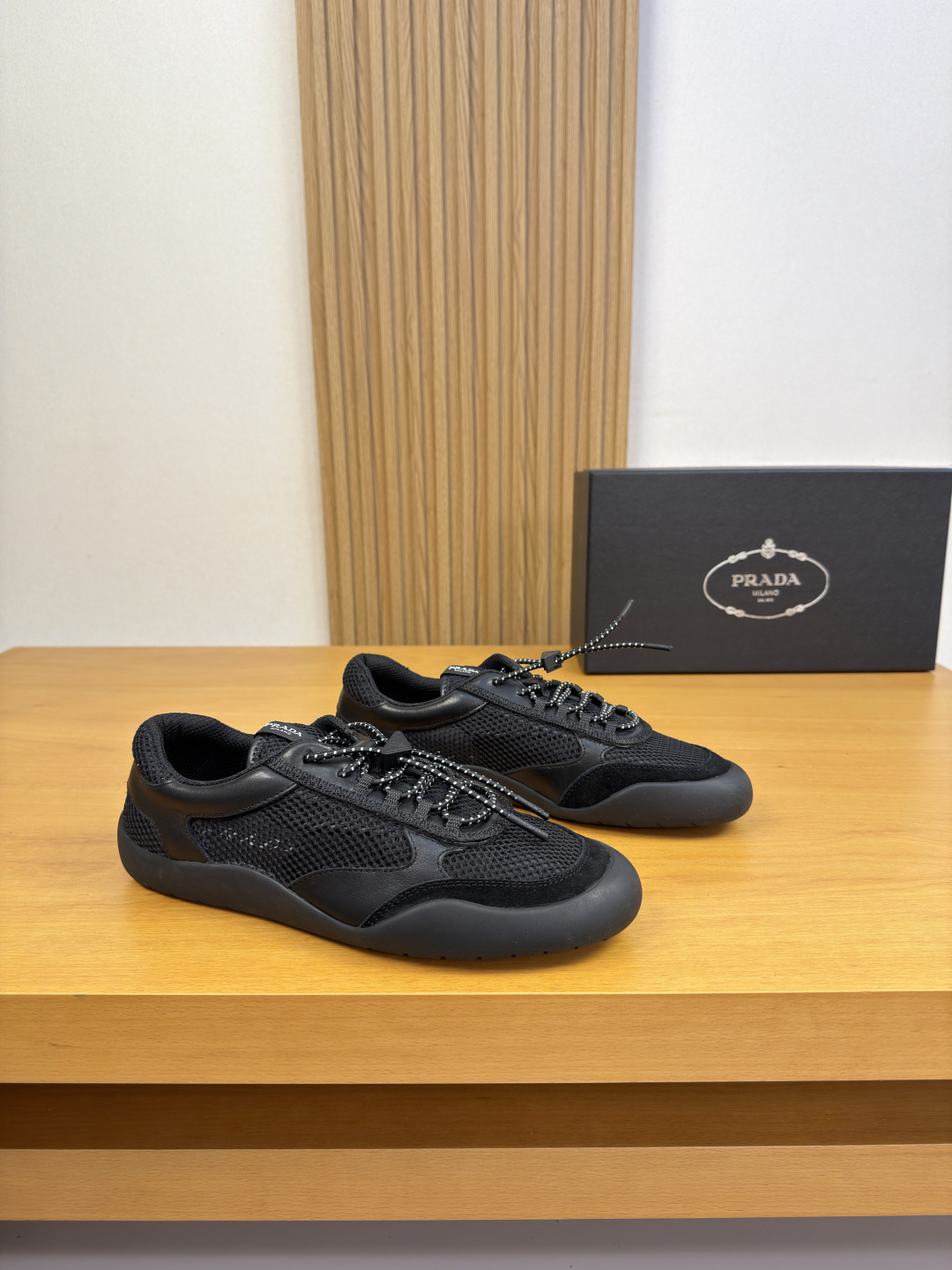 NO:852128,[PRADA] Prada - High-end quality original casual sports shoes - Imported nappa calfskin upper, high mercerized suede calfskin, brand hollow mesh canvas, shoe body. Brand metal fasteners, tongue. Brand LOGO cloth label - Brand canvas lining, foot pads; water-dyed cowhide - Ultra-light TPR rubber outsole - Ultra-high quality control and fine workmanship (high-end, luxury, grade) -Size  39-44 (38.45. Can be customized)·0027,,prada,prada,sneakers,cowhide19860909【PRADA】普拉达 -高端品质 原单·休闲运动鞋 -鞋面进口纳帕小牛皮、高丝光反绒小牛皮、品牌镂空网帆布、鞋身.品牌金属扣件、鞋舌.品牌LOGO布标 -内里品牌帆布,垫脚；水染牛皮 -大底超轻TPR·橡胶成型大底 -超高品控·做工精细凸显(高端·贵气·档次) -Size 39-44（38.45.可订做)·0027,,prada,prada,sneakers,cowhide,Men's shoes