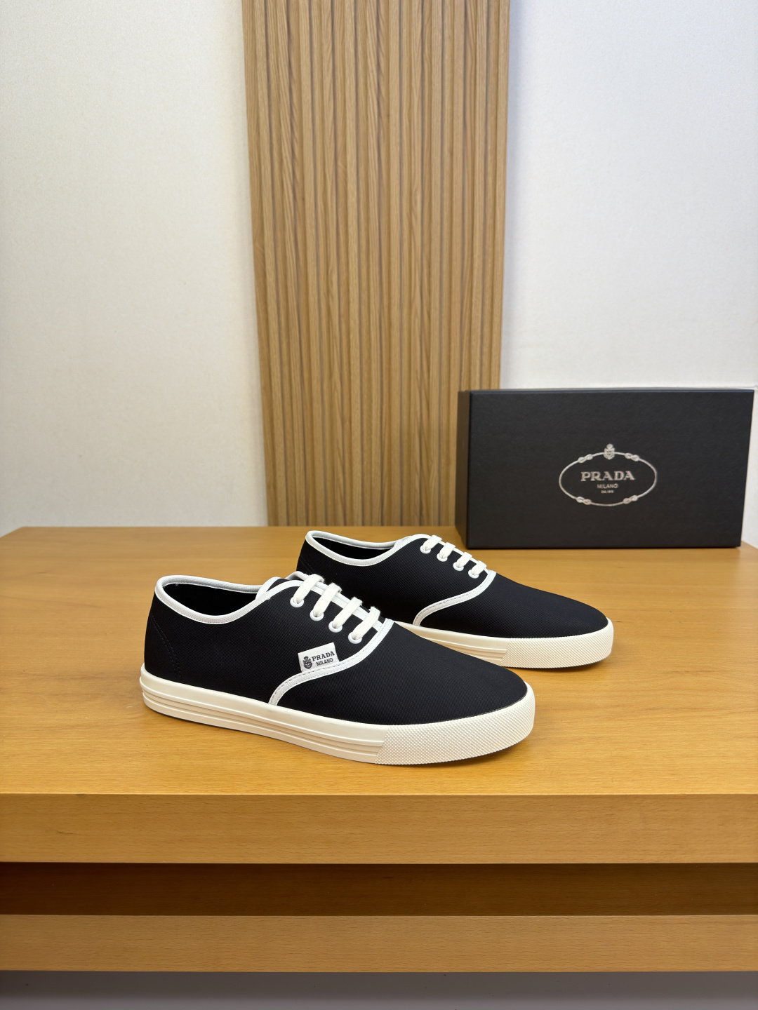 NO:852138,[PRADA] Prada - High-end quality original casual sports sneakers - Imported brand canvas cloth upper, shoe body. Sewn brand LOGO cloth label - Brand canvas lining, feet; water-dyed cowhide - Outsole ultra-light TPR·rubber molded outsole -Super high quality control·Fine workmanship highlighted (high-end·luxury·grade) -Size  39-44 (38.45. Can be customized)·0027,,prada,prada,cowhide19860909【PRADA】普拉达 -高端品质 原单·休闲运动板鞋 -鞋面进口品牌帆布布匹、鞋身.车缝品牌LOGO布标 -内里品牌帆布,垫脚；水染牛皮 -大底超轻TPR·橡胶成型大底 -超高品控·做工精细凸显(高端·贵气·档次) -Size 39-44（38.45.可订做)·0027,,prada,prada,cowhide,Men's shoes