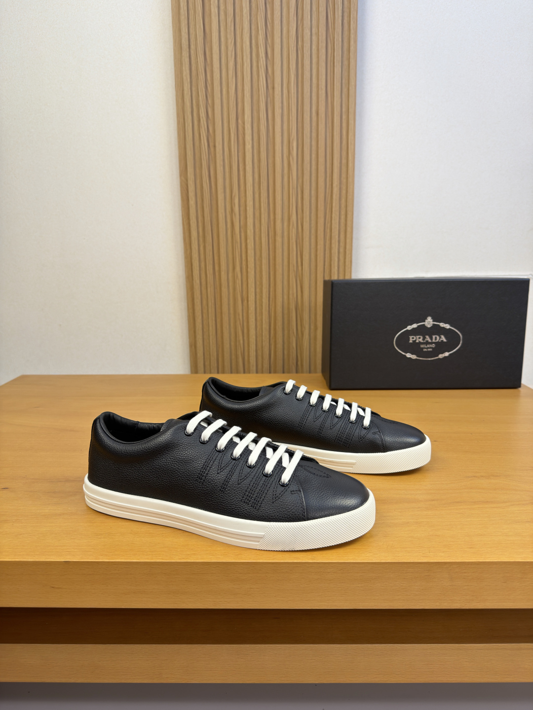 NO:852147,[PRADA] Prada - High-end quality original casual sports sneakers - Imported pebbled calfskin upper. Embroidered brand totem, tongue. Air pressure brand LOGO - Water-dyed cowhide inside - Ultra-light TPR rubber outsole - Ultra-high quality control, fine workmanship (high-end, luxury, grade) -Size 39-44 (38.45. Can be customized)·0027,, prada, prada, cowhide19860909【PRADA】普拉达 -高端品质 原单·休闲运动板鞋 -鞋面进口荔纹小牛皮.刺绣品牌图腾、鞋舌.空压品牌LOGO -内里水染牛皮 -大底超轻TPR·橡胶成型大底 -超高品控·做工精细凸显(高端·贵气·档次) -Size 39-44（38.45.可订做)·0027,,prada,prada,cowhide,Men's shoes