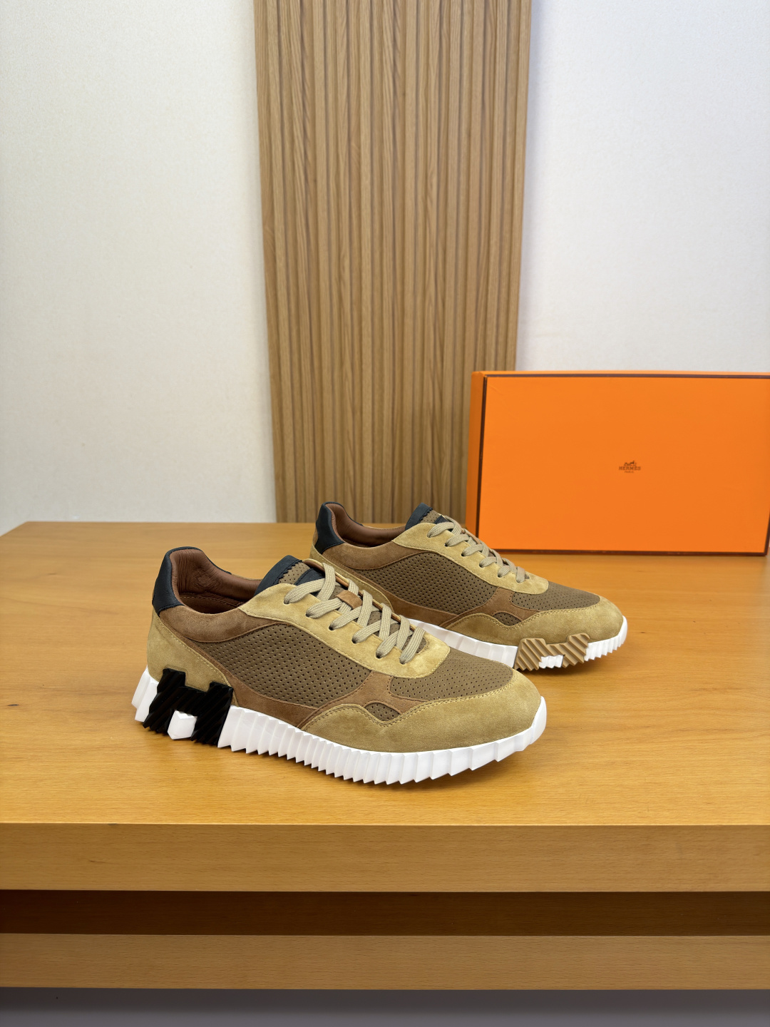 NO:852159,[HERMES] Hermès - high-end quality original casual sports shoes - original perforated nappa calfskin upper, high mercerized suede sheepskin, tongue, heel, air pressure brand logo - water-dyed cowhide inside - outsole ultra-light TPU foam and rubber combined molding two-color outsole - ultra-high quality control, fine workmanship highlighted (high-end, luxury, grade) -Size  39-44 (38, 45, 46, can be customized)·H5977,,hermes,hermes,sneakers,cowhide,sheepskin19860909【 HERMES】爱马仕 -高端品质 原单·休闲运动鞋 -鞋面原版打孔纳帕小牛皮、高丝光反绒羊皮、鞋舌.后跟.空压品牌logo -内里水染牛皮 -大底超轻TPU发泡·橡胶组合成型双色大底 -超高品控·做工精细凸显(高端·贵气·档次) -Size 39-44（38,45,46,可订做)·H5977,,hermes,hermes,sneakers,cowhide,sheepskin,Men's shoes