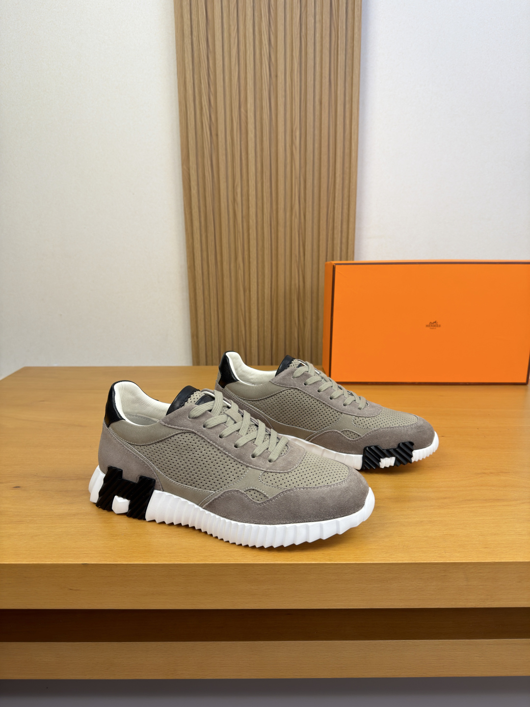 NO:852171,[HERMES] Hermès - high-end quality original casual sports shoes - original perforated frosted calfskin upper, high mercerized suede sheepskin, tongue, heel, air pressure brand logo - water-dyed cowhide inside - outsole ultra-light TPU foam and rubber combined molding two-color outsole - ultra-high quality control, fine workmanship highlighted (high-end, luxury, grade) -Size  39-44 (38, 45, 46, can be customized)·H5977,,hermes,hermes,sneakers,cowhide,sheepskin19860909【 HERMES】爱马仕 -高端品质 原单·休闲运动鞋 -鞋面原版打孔磨砂小牛皮、高丝光反绒羊皮、鞋舌.后跟.空压品牌logo -内里水染牛皮 -大底超轻TPU发泡·橡胶组合成型双色大底 -超高品控·做工精细凸显(高端·贵气·档次) -Size 39-44（38,45,46,可订做)·H5977,,hermes,hermes,sneakers,cowhide,sheepskin,Men's shoes