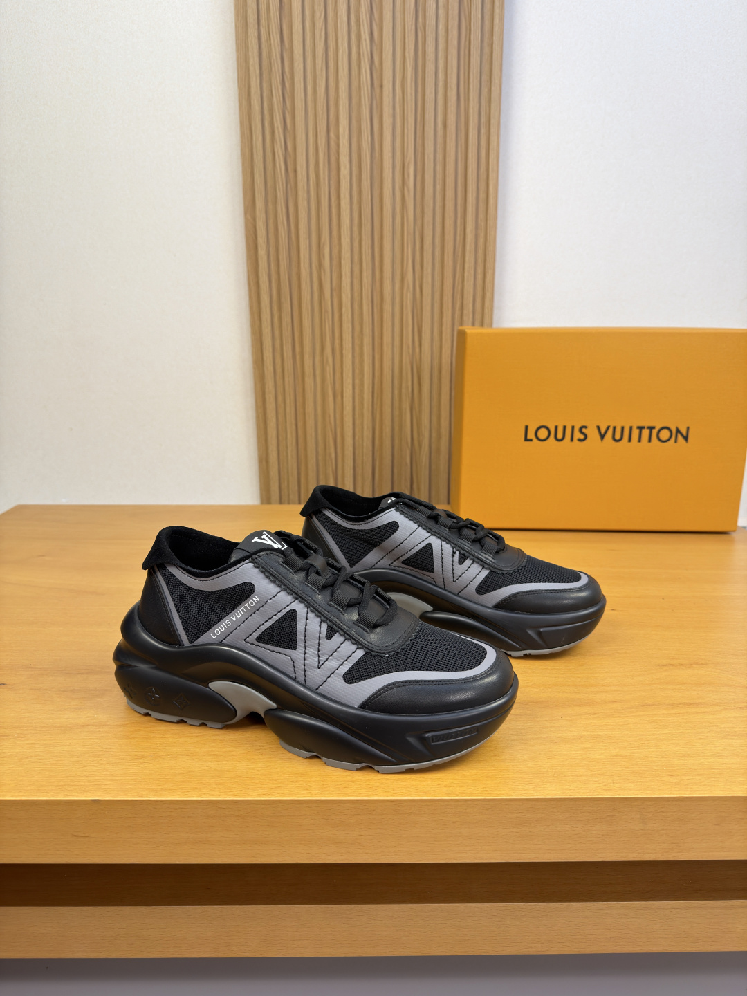 NO:852099,[Louis Vuitton] Louis Vuitton - High-end quality original casual sports shoes - Nappa calfskin upper, canvas body. Brand totem. Silk screen printing brand logo, tongue. Sewing brand logo cloth label - Brand canvas lining - Outsole ultra-light TPU foam rubber; two-color molded outsole - Ultra-high quality control, fine workmanship highlighted (high-end, luxury, grade) -Size  39-44 (38, 45, 46, can be customized)·L0126,,louis vuitton,louis vuitton,sneakers,cowhide19860909【Louis Vuitton】路易威登 -高端品质 原单·休闲运动鞋 -鞋面纳帕小牛皮、鞋身帆布布匹.热切品牌图腾.丝印品牌logo、鞋舌.车缝品牌Logo布标 -内里品牌帆布 -大底超轻TPU发泡·橡胶; 双色成型大底 -超高品控·做工精细凸显(高端·贵气·档次) -Size 39-44（38,45,46,可订做)·L0126,,louis vuitton,louis vuitton,sneakers,cowhide,Men's shoes