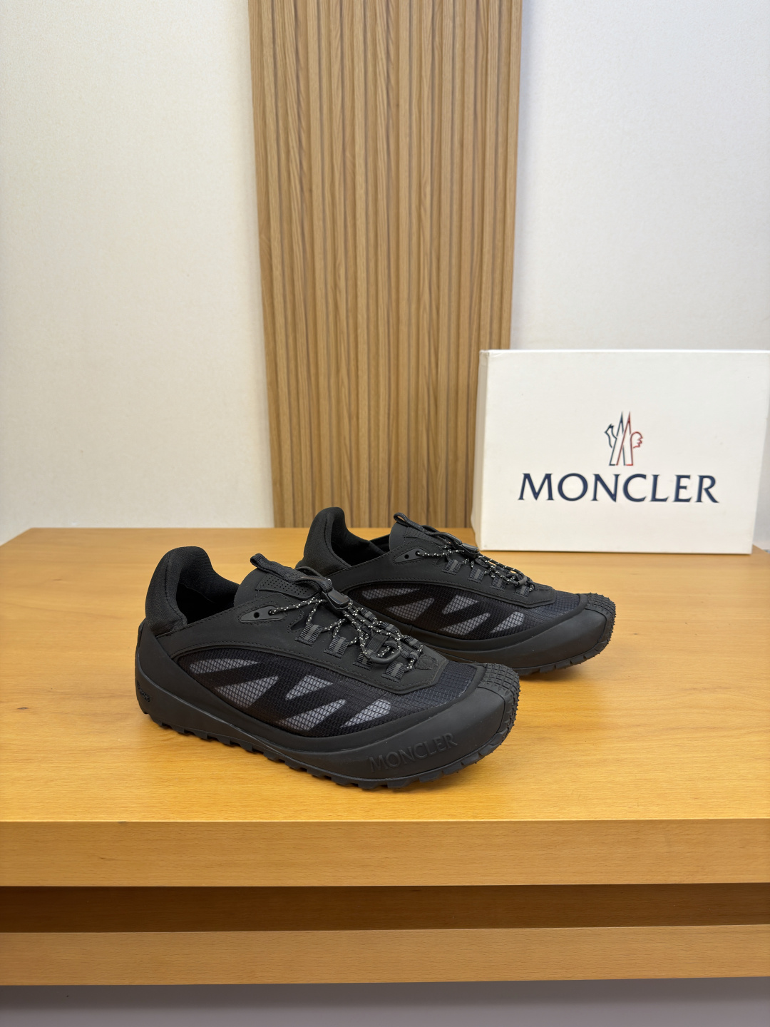NO:852110,[MONCLER] Moncler (Mongolia) - high-end quality original casual sports shoes - upper Nappa calf leather, shoe body brand high mercerized mesh canvas hot M totem, tongue. Sewn brand webbing, heel. Air pressure brand totem - lining brand canvas - outsole ultra-light TPR rubber; two-color molded outsole - ultra-high quality control, fine workmanship highlighted (high-end, luxury, grade) -Size  39-44 (38,45, can be customized)·MC0126,,Moncler,Moncler,sneakers,cowhide19860909【MONCLER】盟可睐(蒙口)  -高端品质 原单·休闲运动鞋 -鞋面纳帕小牛皮、鞋身品牌高丝光网帆布热切M图腾、鞋舌.车缝品牌织带、后跟.空压品牌图腾 -内里品牌帆布 -大底超轻TPR·橡胶；双色成型大底 -超高品控·做工精细凸显(高端·贵气·档次) -Size 39-44（38,45,可订做)·MC0126,,Moncler,Moncler,sneakers,cowhide,Men's shoes