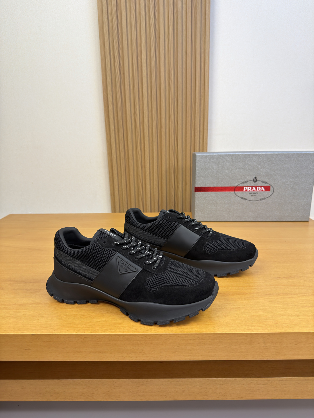 NO:852120,[PRADA] Prada - high-end quality original casual sports shoes - upper original nappa calfskin, high mercerized suede calfskin, shoe body, sewn brand logo plastic module, tongue, sewn brand logo cloth label - water-dyed cowhide lining - outsole ultra-light TPR rubber; molded outsole - ultra-high quality control, fine workmanship highlighted (high-end, luxury, grade) -Size  39-44 (38, 45, 46, can be customized)·FR0513,, prada, prada, sneakers, cowhide19860909【 PRADA】普拉达 -高端品质 原单·休闲运动鞋 -鞋面原版纳帕小牛皮、高丝光反绒小牛皮、鞋身.车缝品牌logo塑胶模块、鞋舌.车缝品牌logo布标 -内里水染牛皮 -大底超轻TPR·橡胶; 成型大底 -超高品控·做工精细凸显(高端·贵气·档次) -Size 39-44（38,45,46,可订做)·FR0513,,prada,prada,sneakers,cowhide,Men's shoes