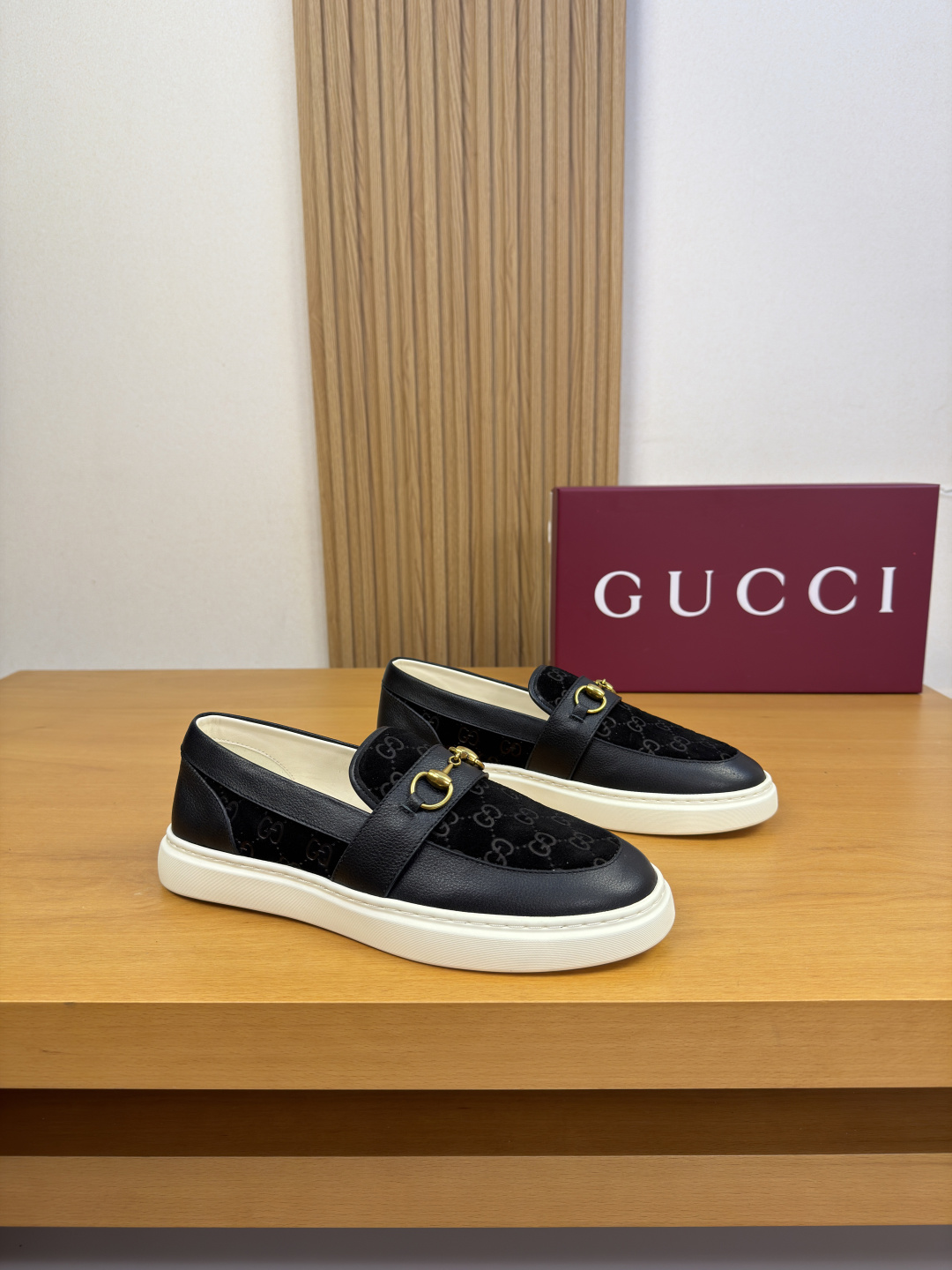 NO:853527,[Gucci] Gucci - High-end quality original casual sports sneakers - Original Nappa calfskin upper, high mercerized suede calfskin air-pressure brand totem, brand metal fastener cross-arm decoration - Water-dyed mixed sheepskin lining - Ultra-light TPU foam outsole; two-color molded outsole - Ultra-high quality control, fine workmanship highlighted (high-end, luxury, grade) -Size  39-44 (38.45.46, can be customized)·GC7082,,gucci,gucci,cowhide,sheepskin19860909【Gucci】古驰 -高端品质 原单·休闲运动板鞋 -鞋面原版纳帕小牛皮、高丝光反绒小牛皮空压品牌图腾、品牌金属扣件横担装饰 -内里水染混种羊皮 -大底超轻TPU发泡；双色成型大底 -超高品控·做工精细凸显(高端·贵气·档次) -Size 39-44（38.45.46,可订做)·GC7082,,gucci,gucci,cowhide,sheepskin,Men's shoes