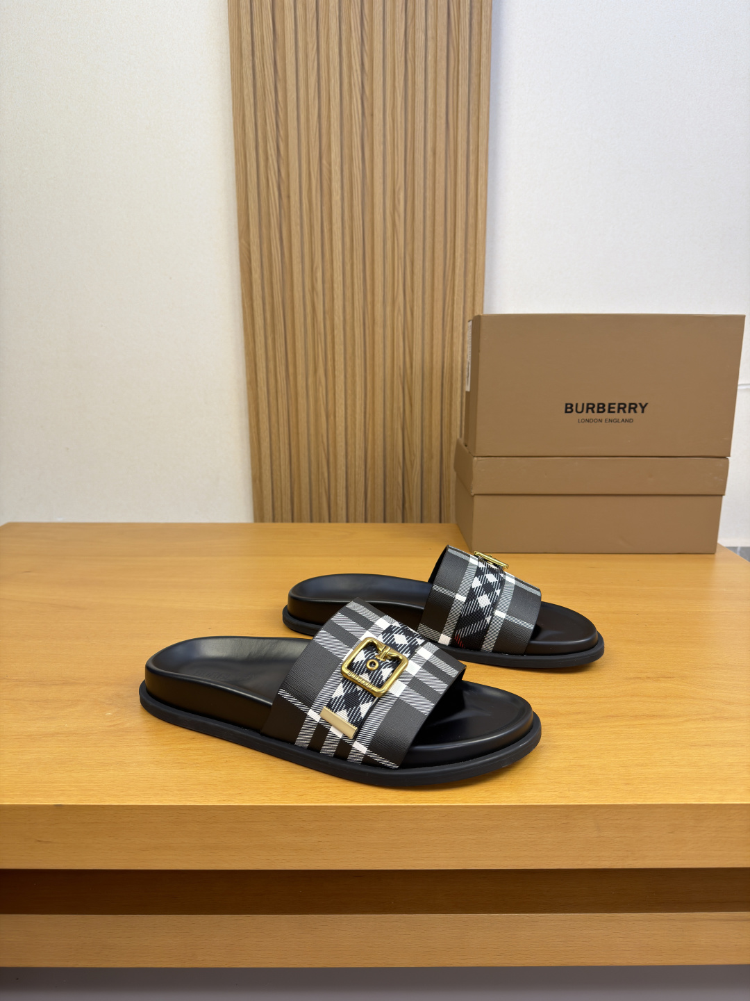 NO:853539,[BURBERRY] Burberry - high-end quality original single casual sandals - upper imported brand totem PVC leather, brand webbing, brand metal fasteners - outsole ultra-light TPR rubber; combined molded outsole - ultra-high quality control · fine workmanship highlights (high-end · extravagance · grade) -Size 39-44 (38, 45, 46, can be customized) · BB0186,, burberry, burberry, slippers19860909【 BURBERRY】巴宝莉 -高端品质 原单·休闲凉拖鞋 -鞋面进口品牌图腾PVC皮料、品牌织带、品牌金属扣件 -大底超轻TPR·橡胶; 组合成型大底 -超高品控·做工精细凸显(高端·贵气·档次) -Size 39-44（38,45,46,可订做)·BB0186,,burberry,burberry,slippers,Men's shoes