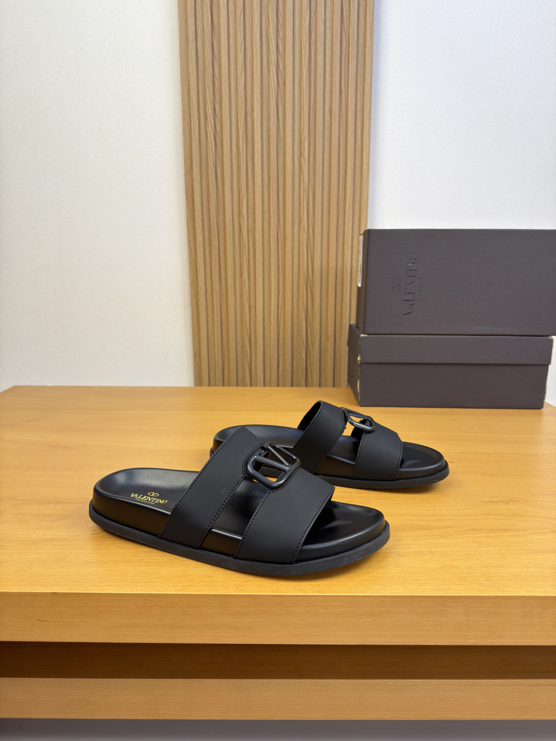 NO:853547,[VALENTION] Valentino - High-end quality original slippers - Casual sandals - Upper Nappa environmentally friendly leather, branded metal fasteners - Interior environmentally friendly cowhide - Outsole ultra-light TPU water platform rubber; combined molded outsole - Ultra-high quality control, fine workmanship highlighted (high-end, luxury, grade)  -Size39-44 (38, 45, 46, can be customized)·VL0186,,valentino,valentino,slippers,cowhide19860909【VALENTION】华伦天奴 -高端品质 原单·休闲凉拖鞋 -鞋面纳帕环保皮、品牌金属扣件 -内里环保牛皮 -大底超轻TPU水台·橡胶；组合成型大底 -超高品控·做工精细凸显(高端·贵气·档次) -Size39-44（38,45,46,可订做)·VL0186,,valentino,valentino,slippers,cowhide,Men's shoes