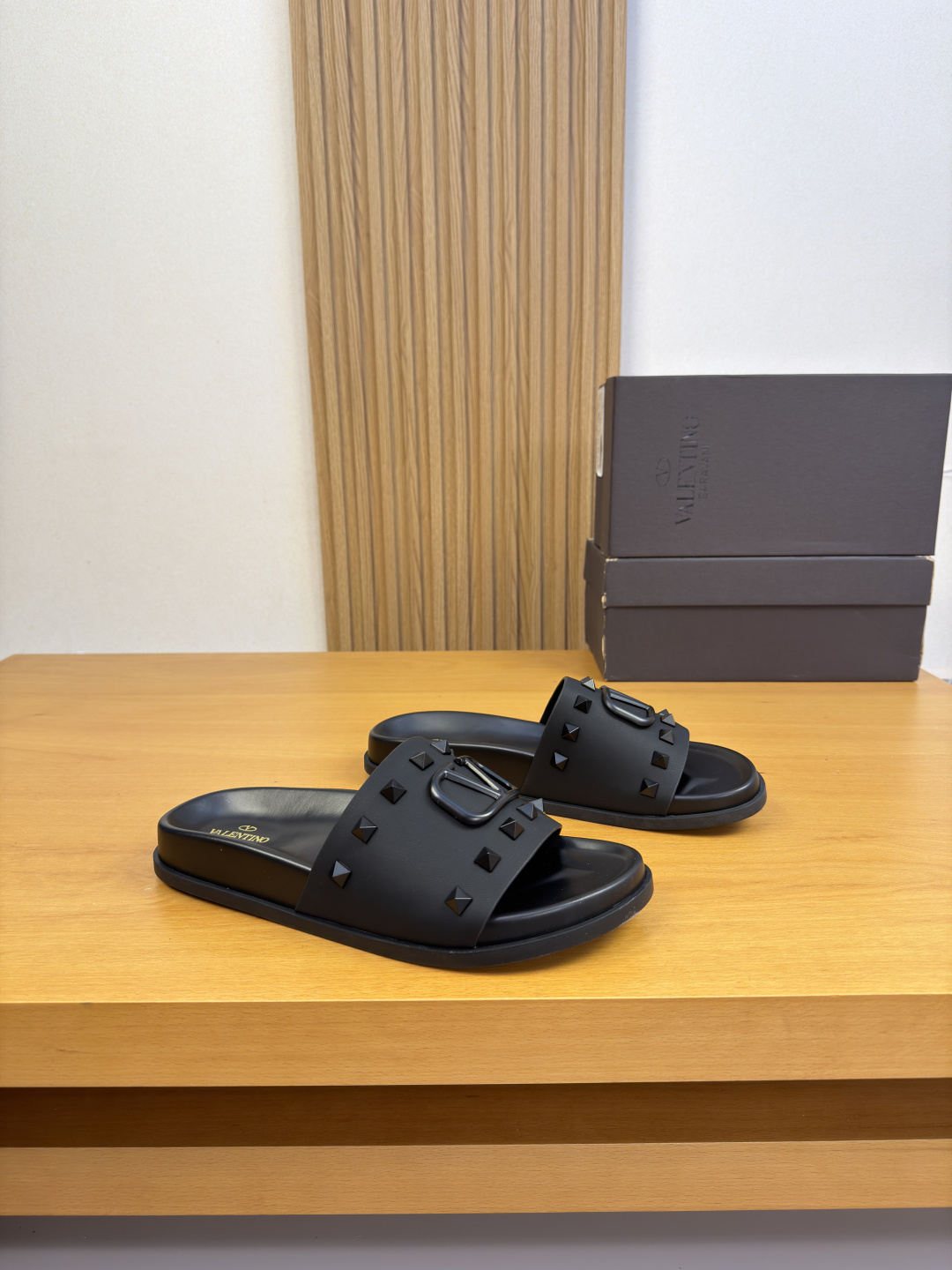 NO:853563,[VALENTION] Valentino - High-end quality original order·Casual sandals -Upper Nappa environmentally friendly leather, brand rivets and metal fasteners -Inner environmentally friendly cowhide leather -Outsole ultra-light TPU water platform·rubber; combined molded outsole -Ultra-high quality control·Fine workmanship highlighted (high-end·luxury·grade)  -Size39-44 (38, 45, 46, can be customized)·VL0186,,valentino,valentino,slippers,cowhide19860909【VALENTION】华伦天奴 -高端品质 原单·休闲凉拖鞋 -鞋面纳帕环保皮、品牌铆钉.金属扣件 -内里环保牛皮 -大底超轻TPU水台·橡胶；组合成型大底 -超高品控·做工精细凸显(高端·贵气·档次) -Size39-44（38,45,46,可订做)·VL0186,,valentino,valentino,slippers,cowhide,Men's shoes