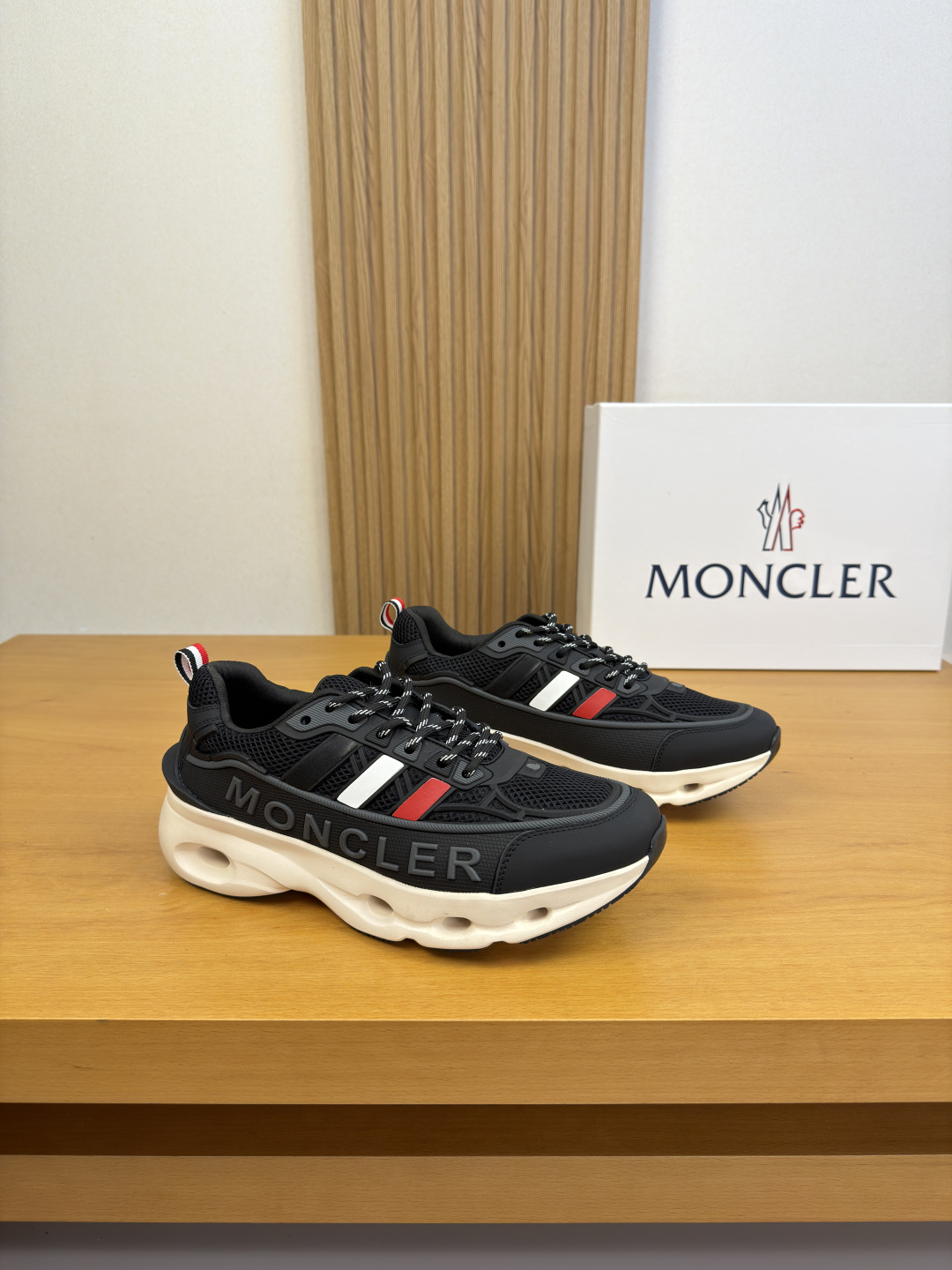 NO:853575,[MONCLER] Moncler (Mongolia) - High-end quality original casual sports shoes - Nappa calfskin upper, brand high mercerized mesh canvas. Injection brand logo totem process, tongue, air pressure brand logo, heel. Brand webbing - Brand canvas lining - Outsole ultra-light TPU foam rubber; two-color molded outsole - Ultra-high quality control, fine workmanship highlighted (high-end, luxury, grade) -Size  39-44 (38,45, can be customized)·MC0126,,Moncler,Moncler,sneakers,cowhide19860909【MONCLER】盟可睐(蒙口)  -高端品质 原单·休闲运动鞋 -鞋面纳帕小牛皮、品牌高丝光网帆.注塑品牌logo图腾工艺、鞋舌.空压品牌logo、后跟.品牌织带 -内里品牌帆布 -大底超轻TPU发泡·橡胶；双色成型大底 -超高品控·做工精细凸显(高端·贵气·档次) -Size 39-44（38,45,可订做)·MC0126,,Moncler,Moncler,sneakers,cowhide,Men's shoes